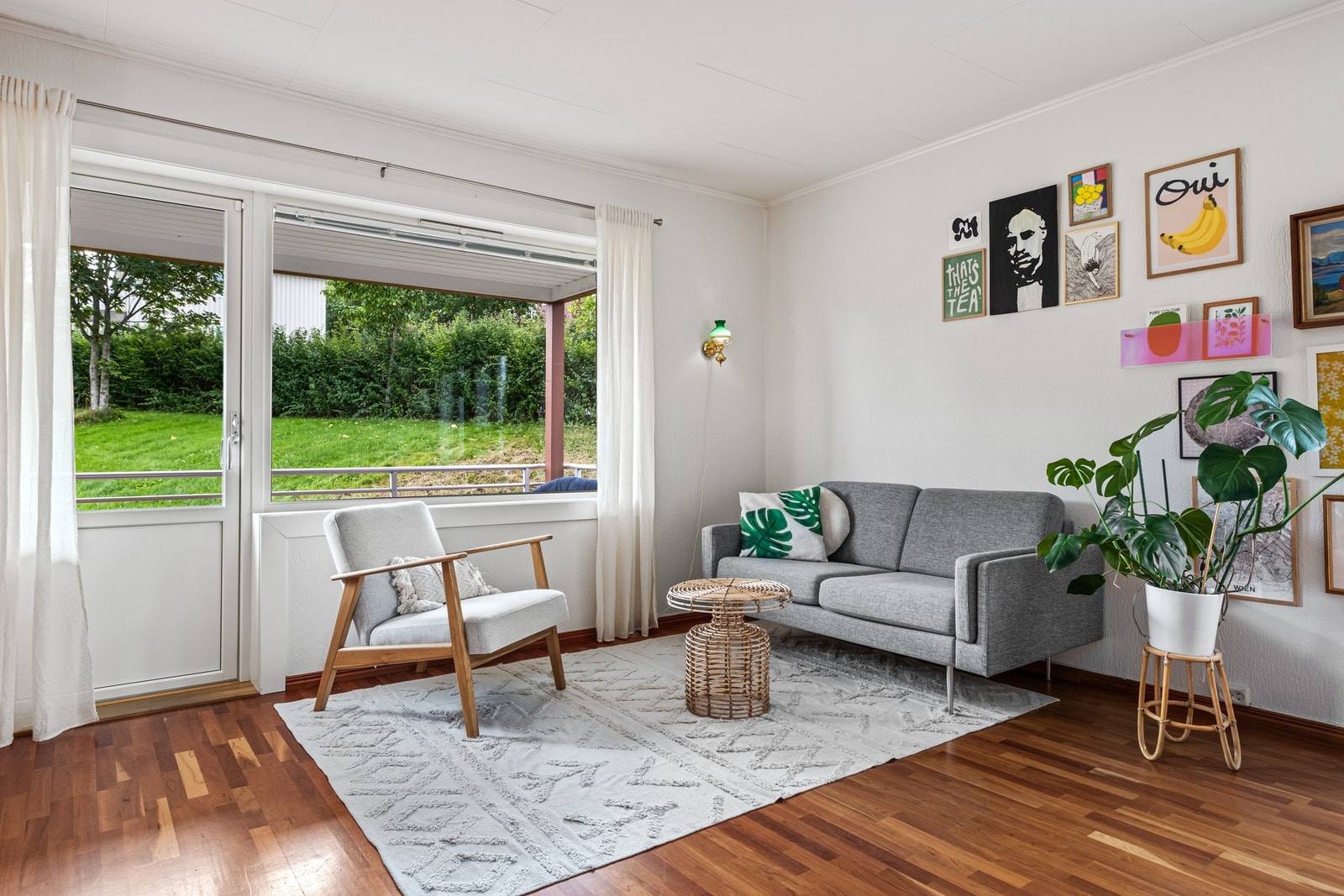 Fra stuen er det direkte utgang til veranda og terrasse, samt en flott felles hage. Galleribilde