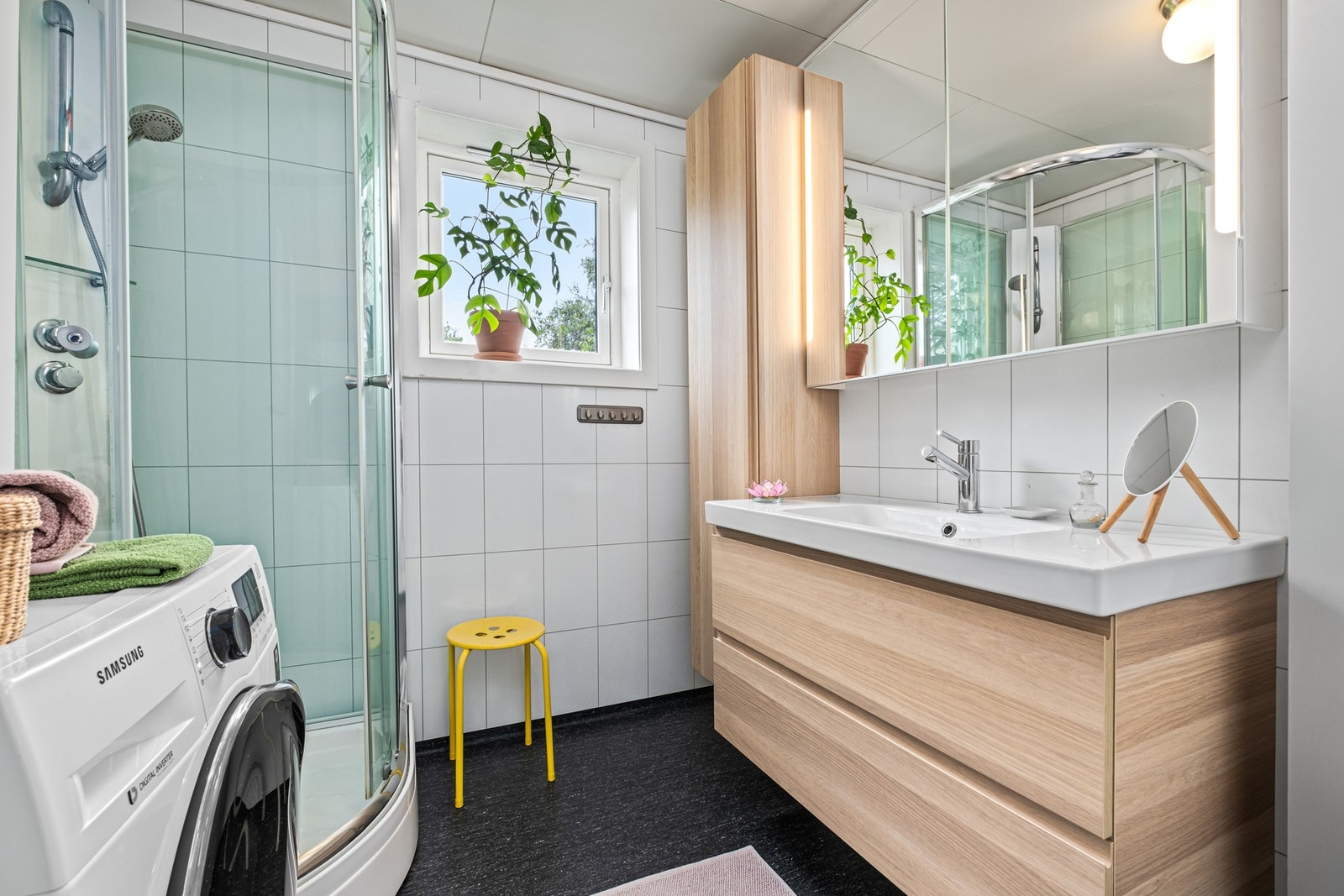 Baderommet er utstyrt med dusjkabinett, underskap og opplegg for vaskemaskin. Galleribilde