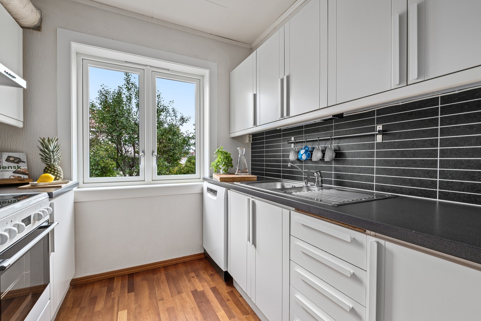 Alle hvitevarer på kjøkkenet medfølger i handelen. Galleribilde