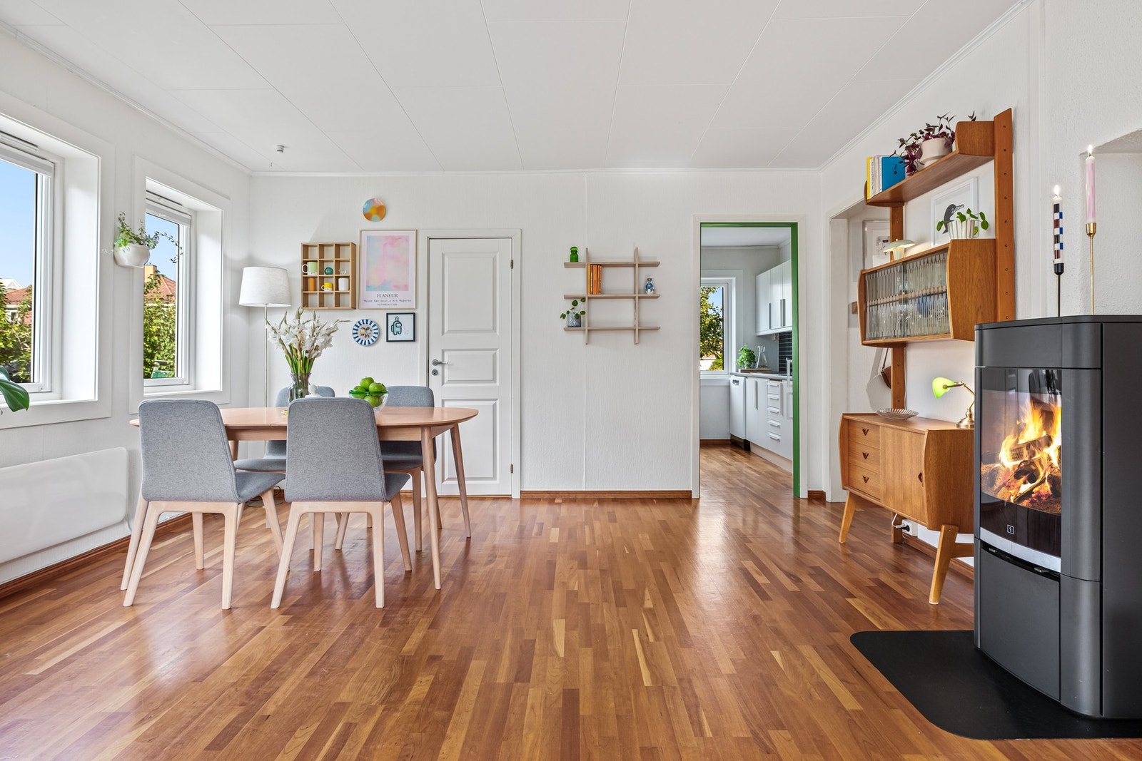 En tiltalende og innholdsrik 1/4-part med 3 soverom og en herlig veranda med tilhørende terrasse. Galleribilde