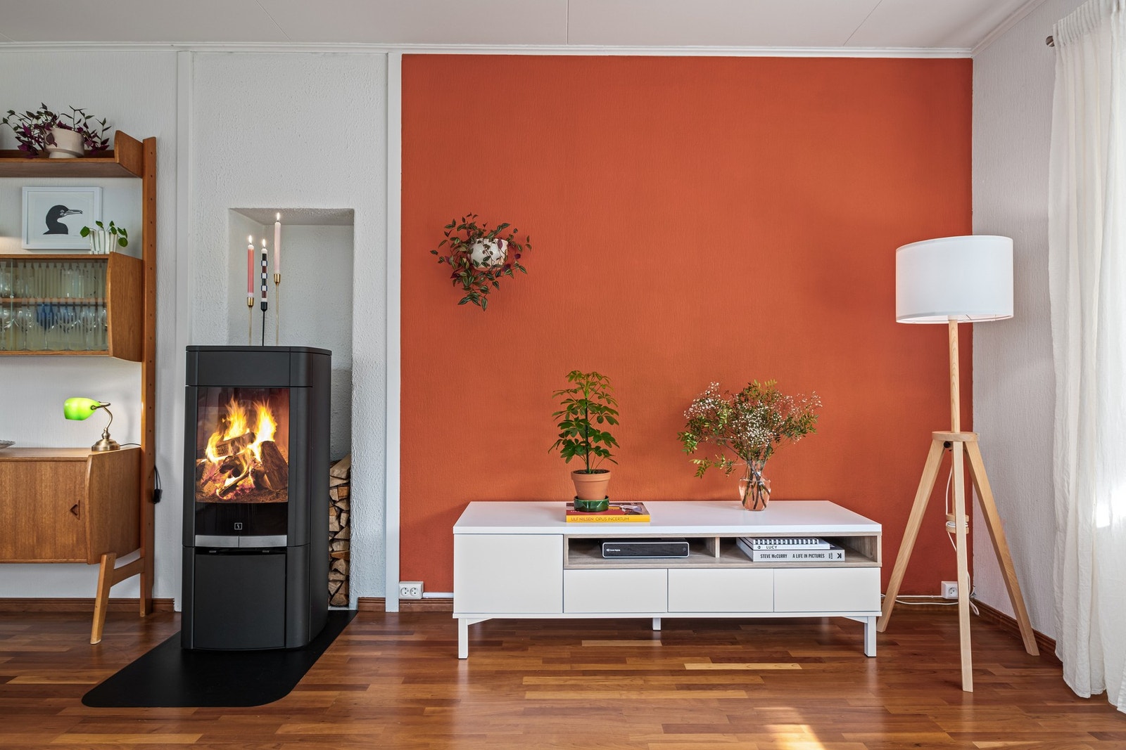 Med leiligheten følger 1 stor bod på loftet, samt 2 i kjelleren. Parkering på oppstillingsplass utenfor boligen. Galleribilde