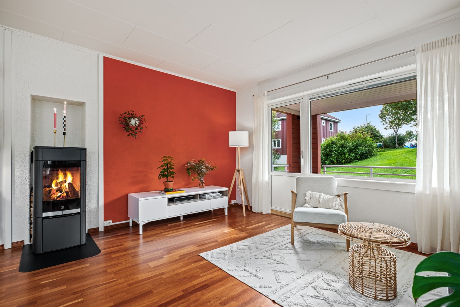 Området har et meget godt kollektivtilbud. Det er gangavstand til bussholdeplass; 3. minutter til buss nummer 13 (Retning Sirkus), samt buss 22 med hyppige avganger til Midtbyen. Galleribilde