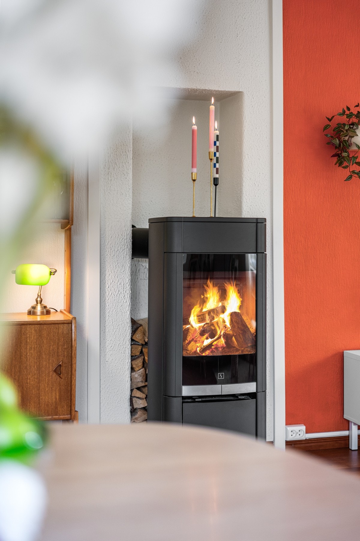 Leiligheten har en strømbesparende vedovn som bidrar til en lun atmosfære på kalde høst- og vinterdager. Galleribilde