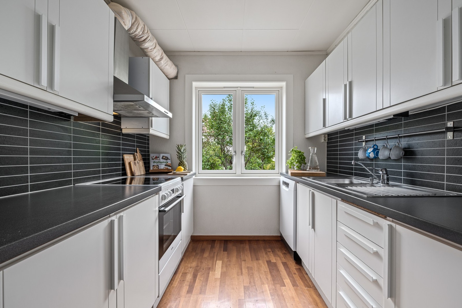 Kjøkkenet er på 7 kvm. og har rikelig med skap- og benkeplass. Galleribilde