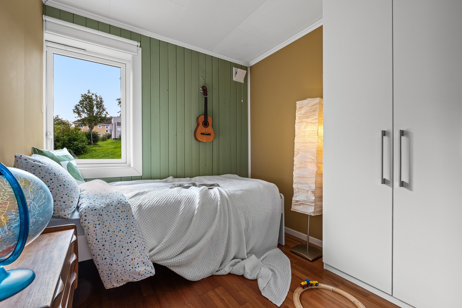 Soverom 2 måler 9 kvm. Også her er det godt med plass til seng og garderobe. Galleribilde