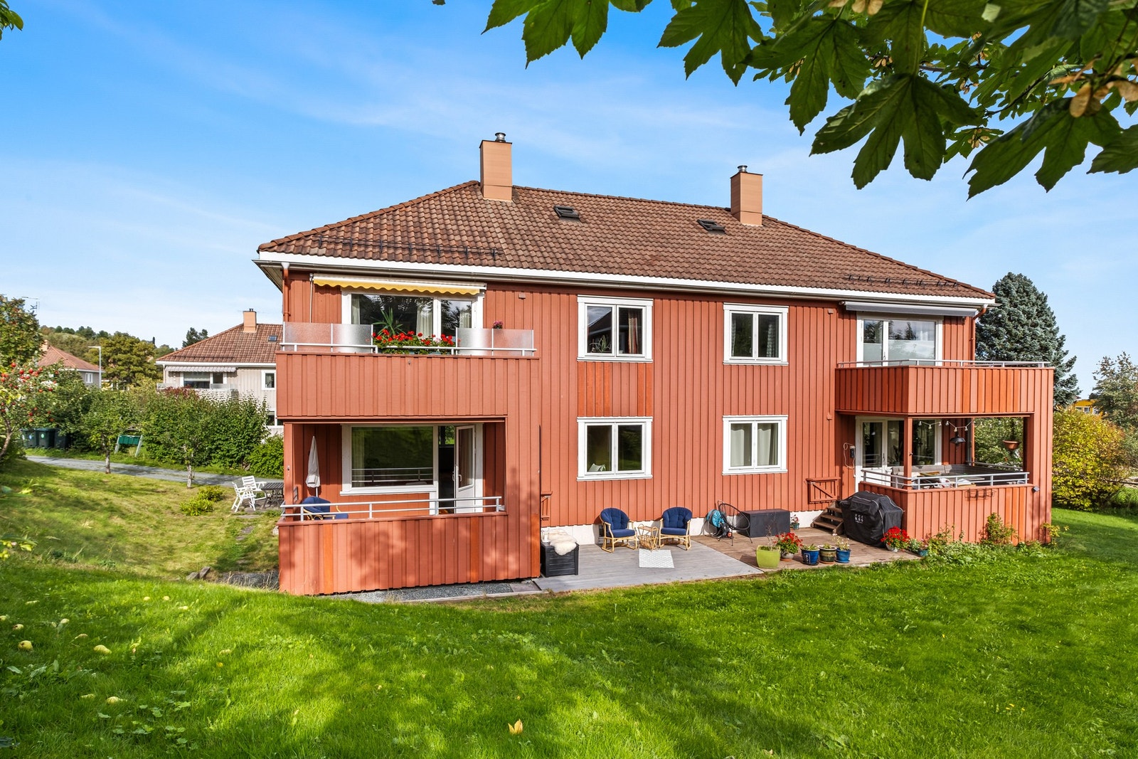 Alle boligene i Persaune Hageby BL er omgitt av flotte felles hager. Vaktmester står for gressklipping. Galleribilde