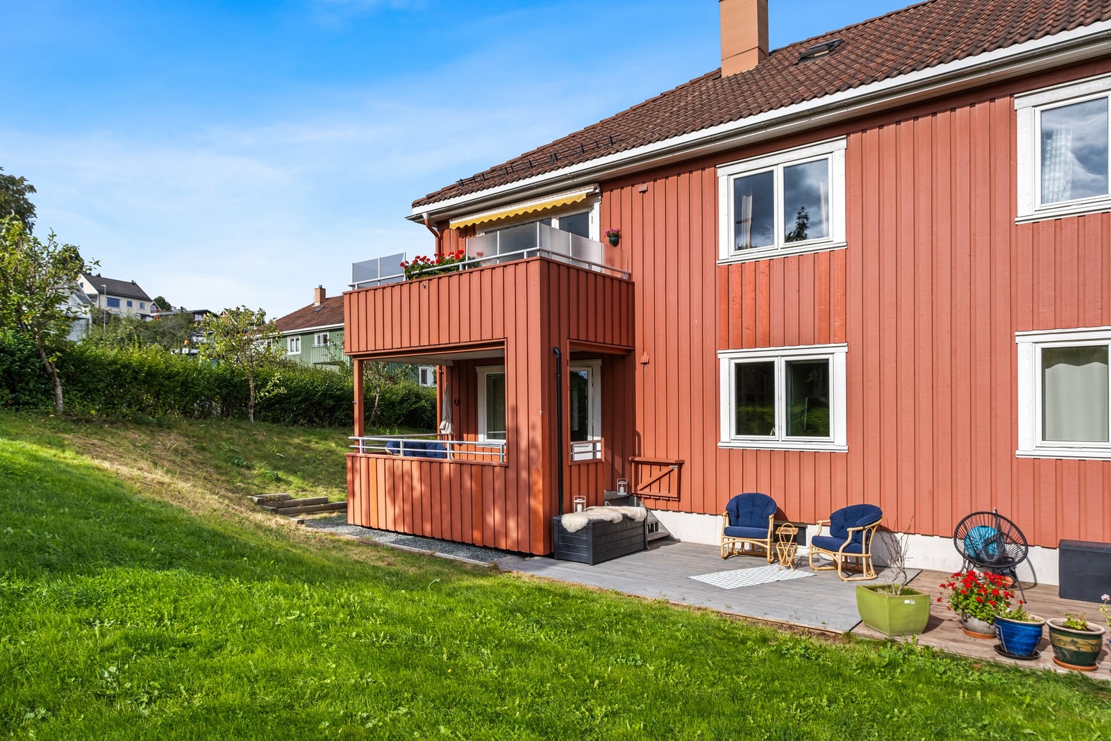 Veranda og terrasse er sørvendt og har med det gode solforhold store deler av dagen. Galleribilde