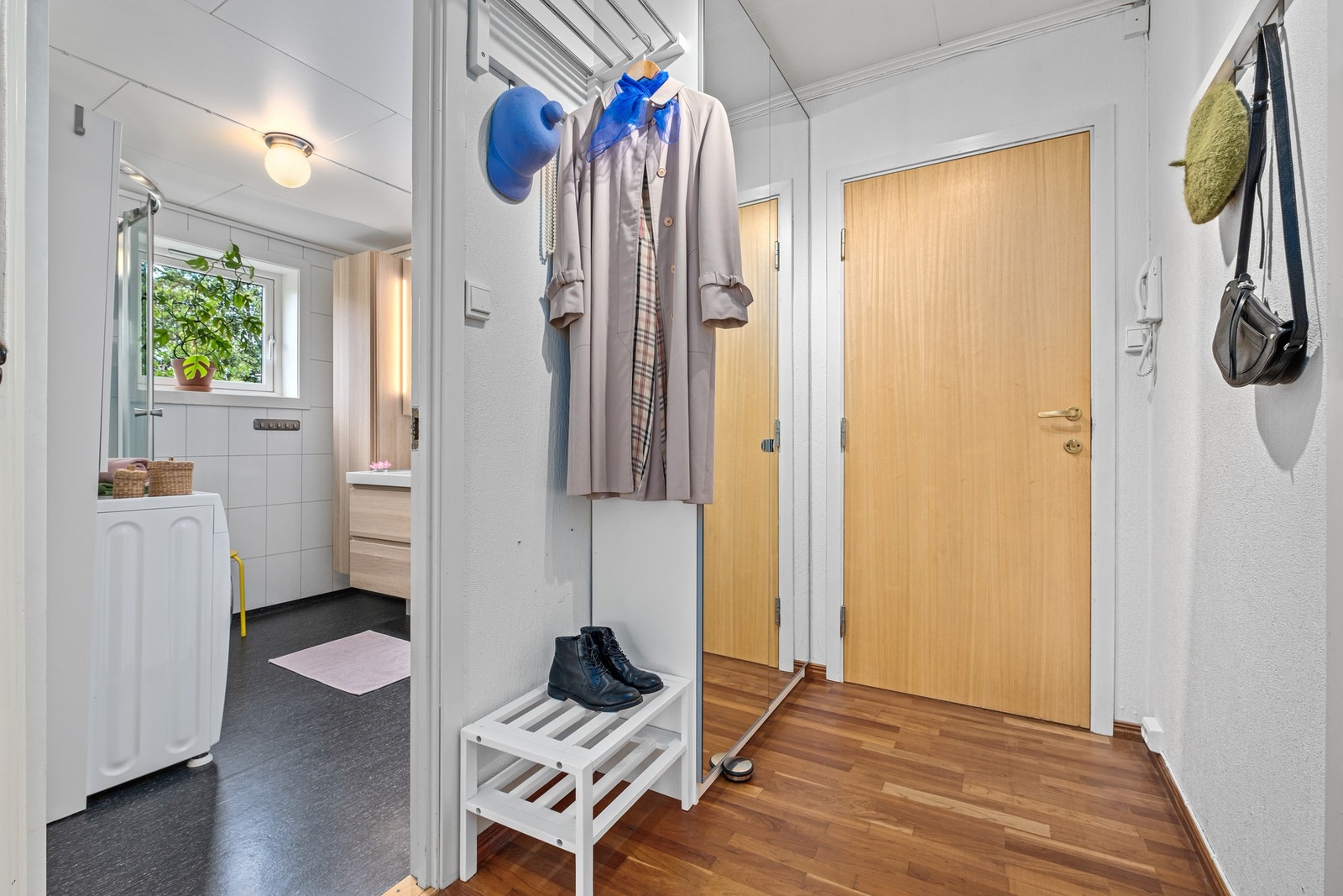 Inne i leiligheten blir du møtt av en innbydende entré med gode oppbevaringsmuligheter. Galleribilde