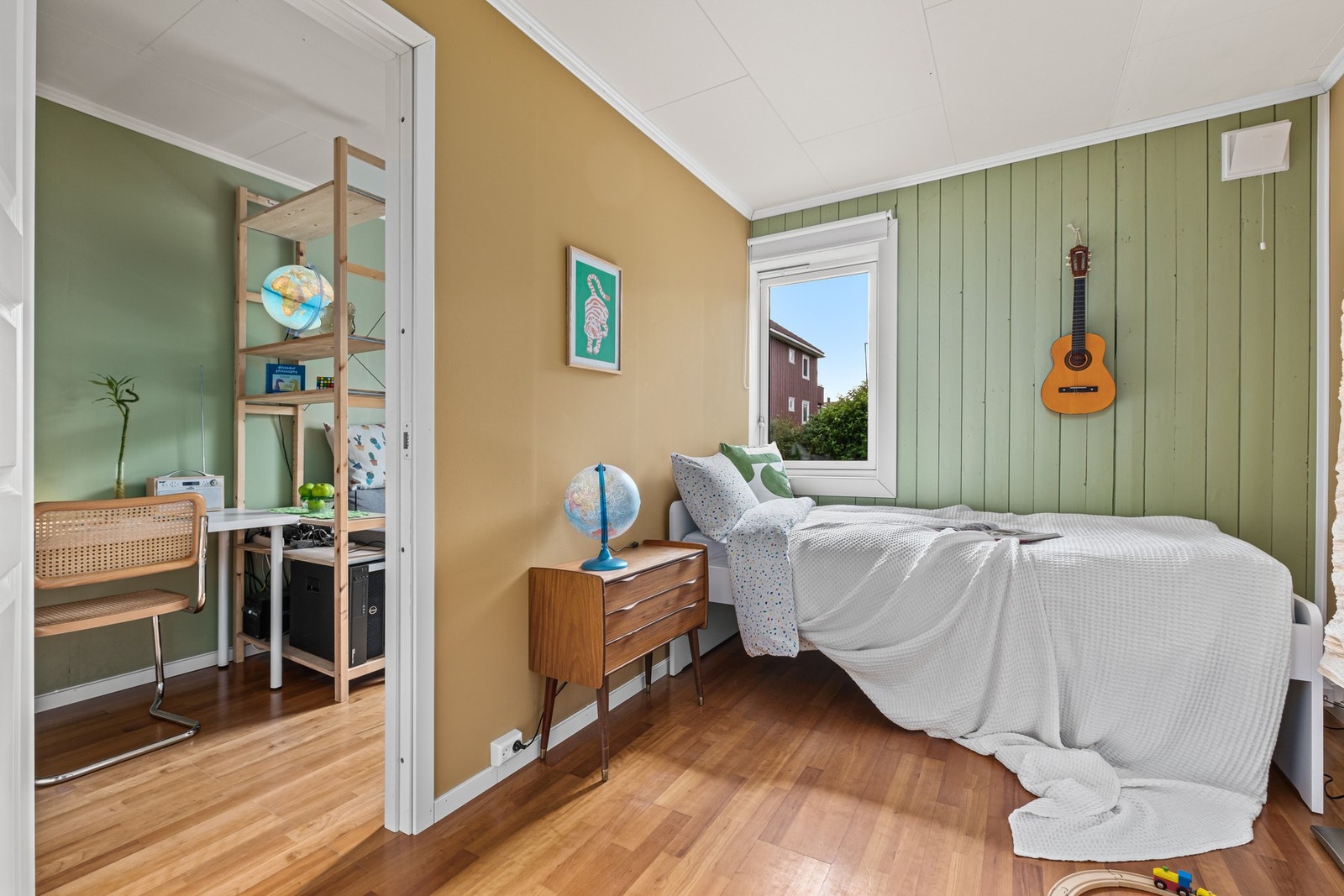 Dagens eier har satt opp en lettvegg og delt et stort opprinnelig soverom opp i 2 mindre. Malt i lyse og trivelige farger. Galleribilde