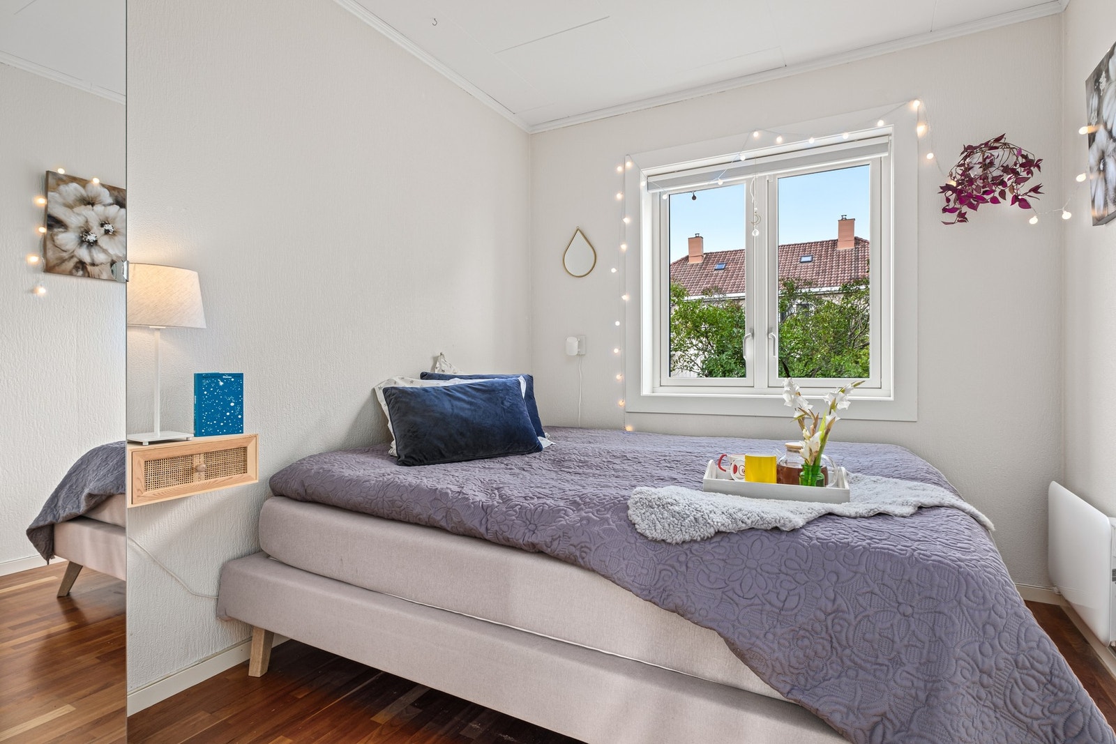 Soverom 1 måler 7,5 kvm. Godt med plass til seng og garderobe. Galleribilde