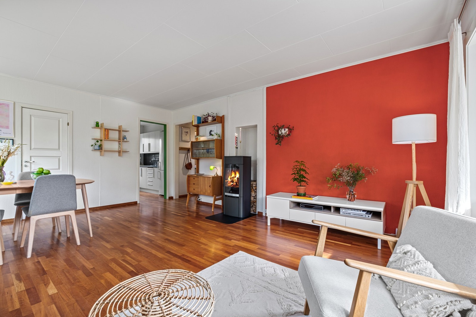 Leiligheten har felleskostnader på kr 5 137,- /mnd. Her er renter og avdrag på fellesgjeld, kostnad på driftsdel og internett er inkludert. Borettslaget har en kollektiv avtale med Telenor. Galleribilde