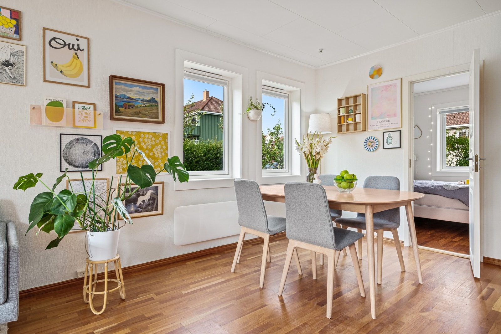 Det er godt med plass til en stor spiseseksjon i praktisk tilknytning til kjøkkenet. Galleribilde