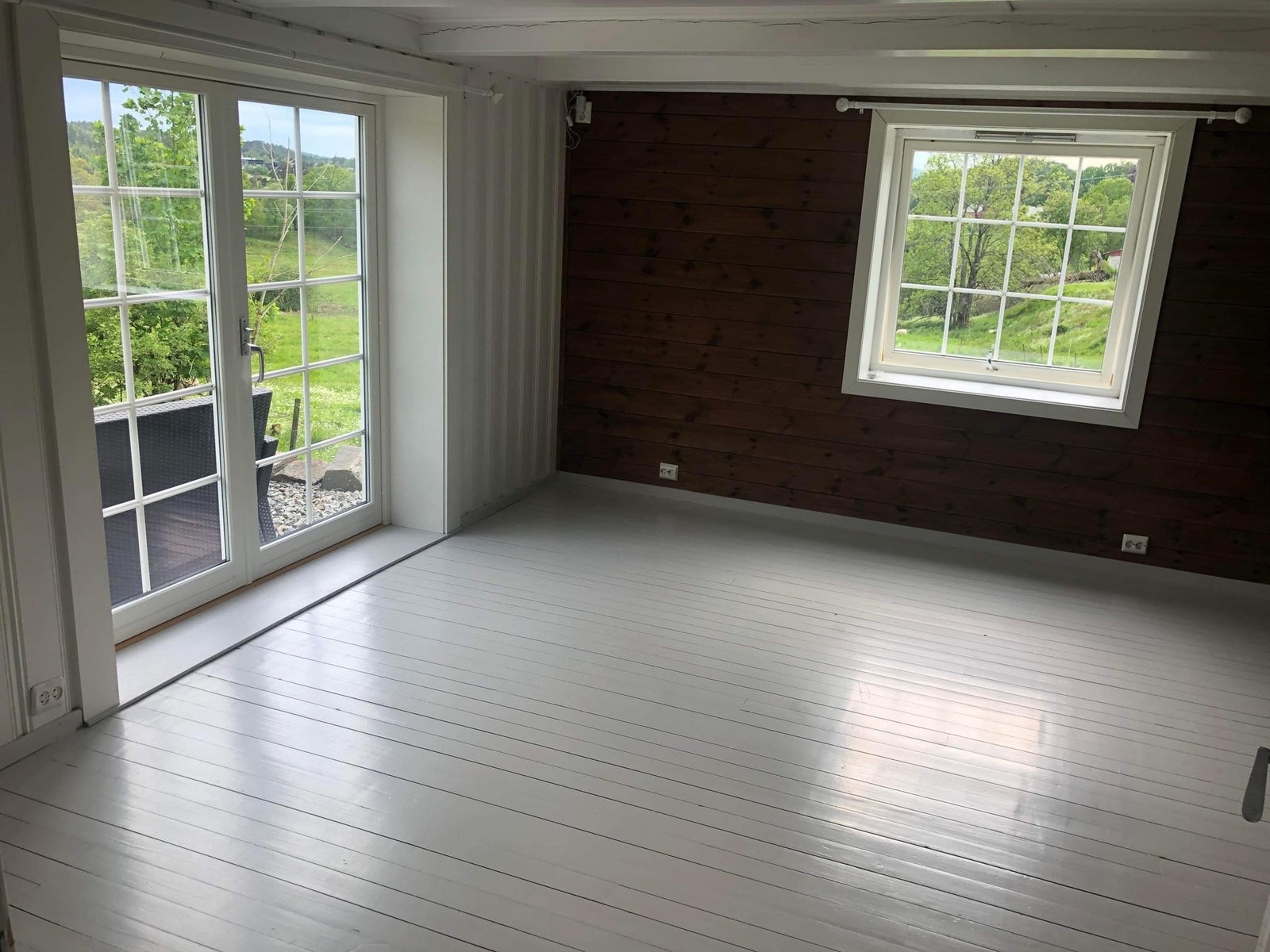 Fin, lys stue. Landlig idyll, men likevel sentralt. Galleribilde