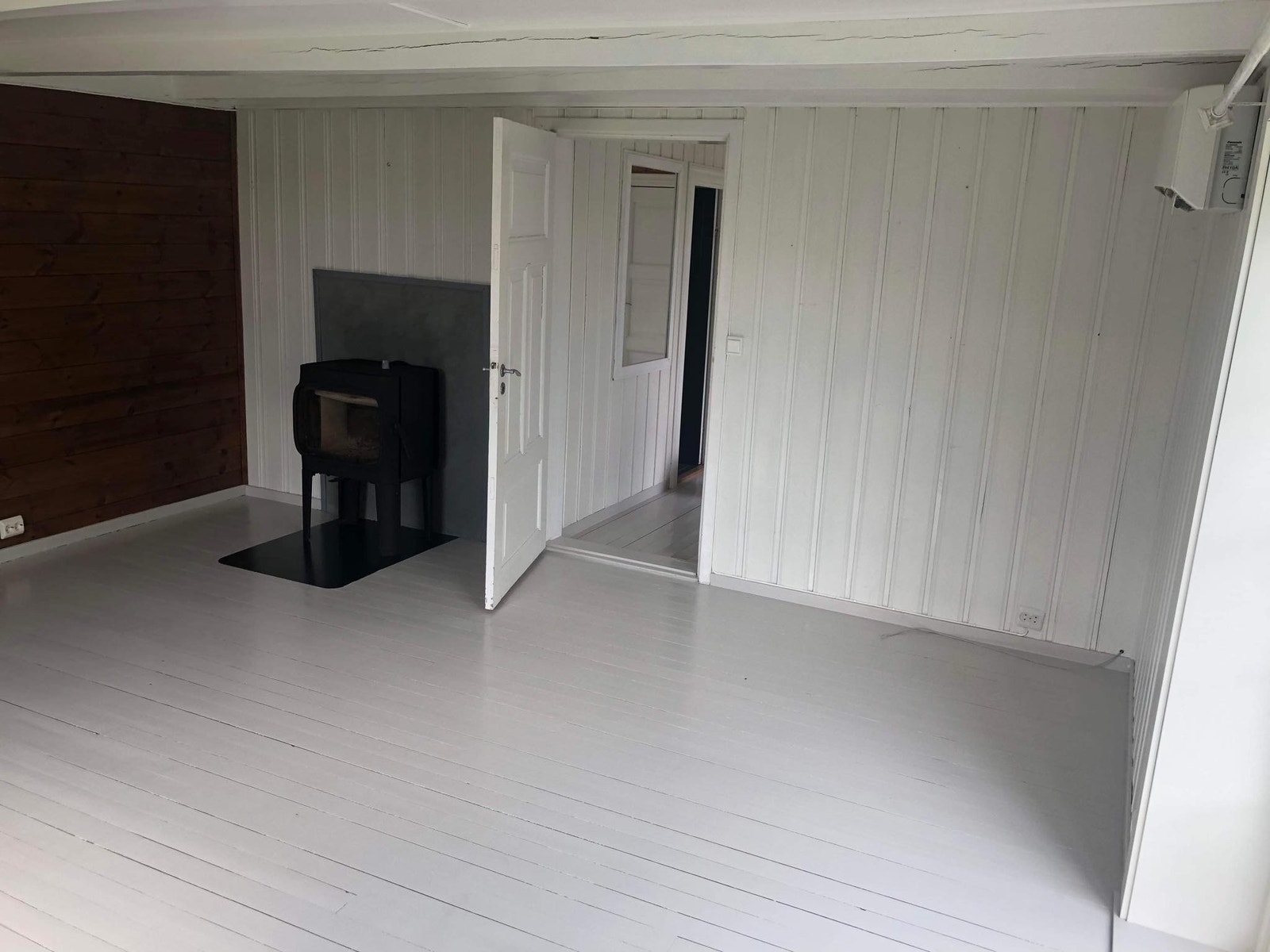 Stue med vedovn Galleribilde