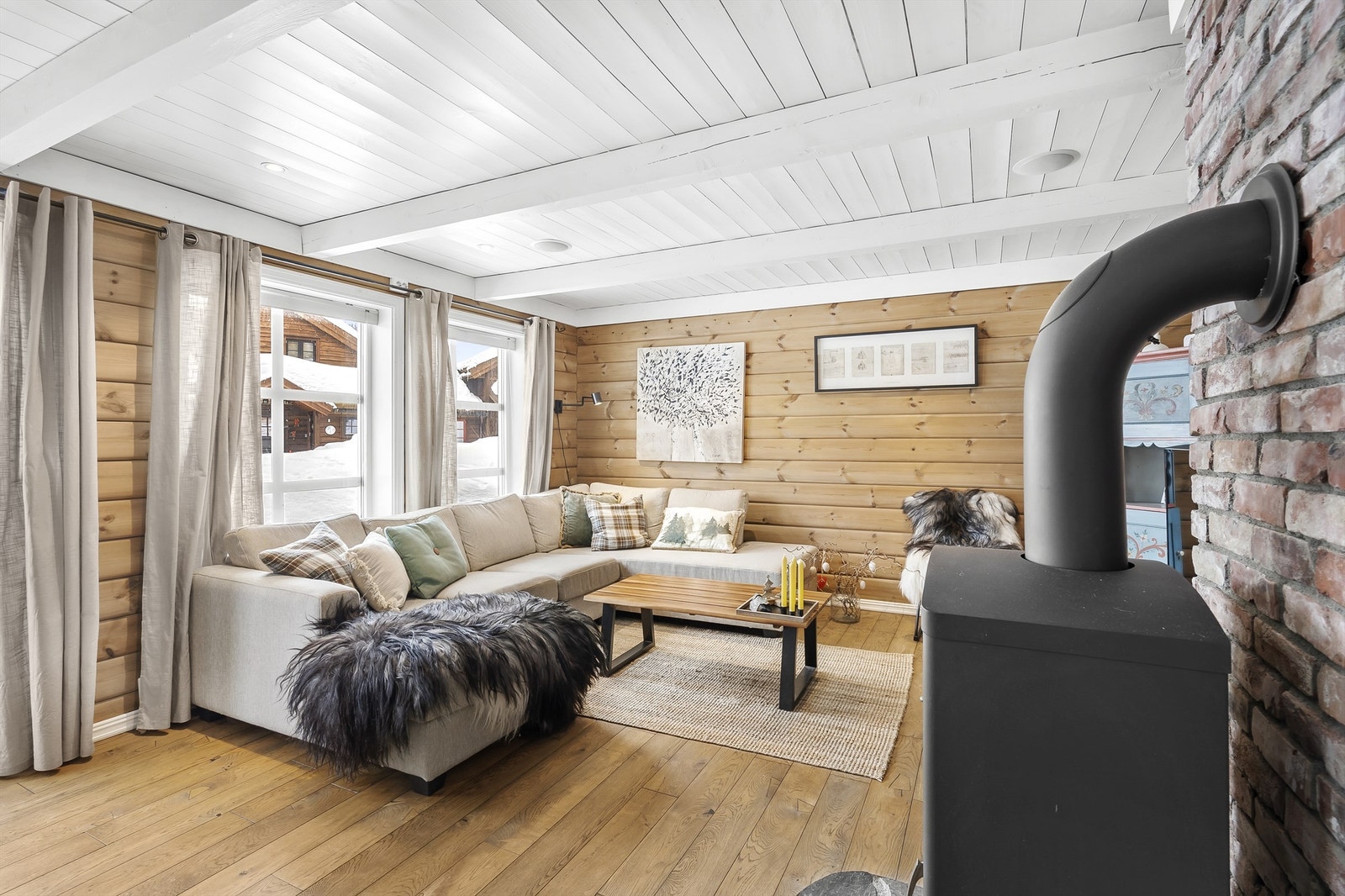 Koselig stue med peisovn. Galleribilde