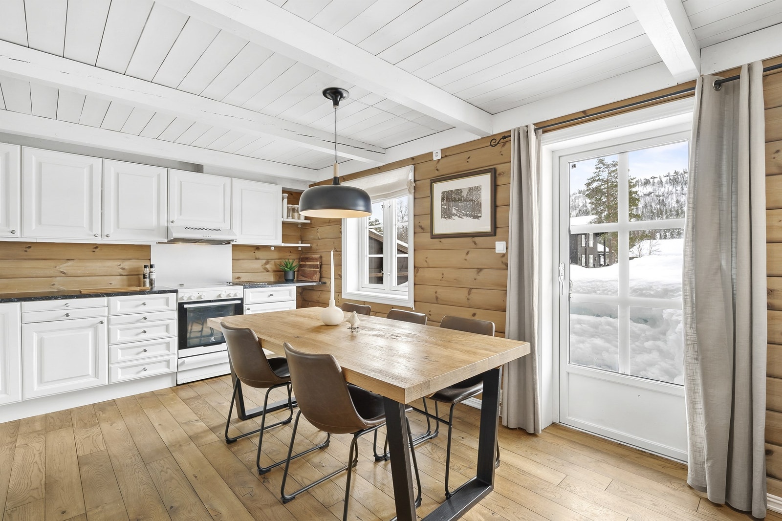 God plass til spisebord på kjøkken. Fin utsikt mot Kvisletoppen. Utgang solrik terrasse. Galleribilde