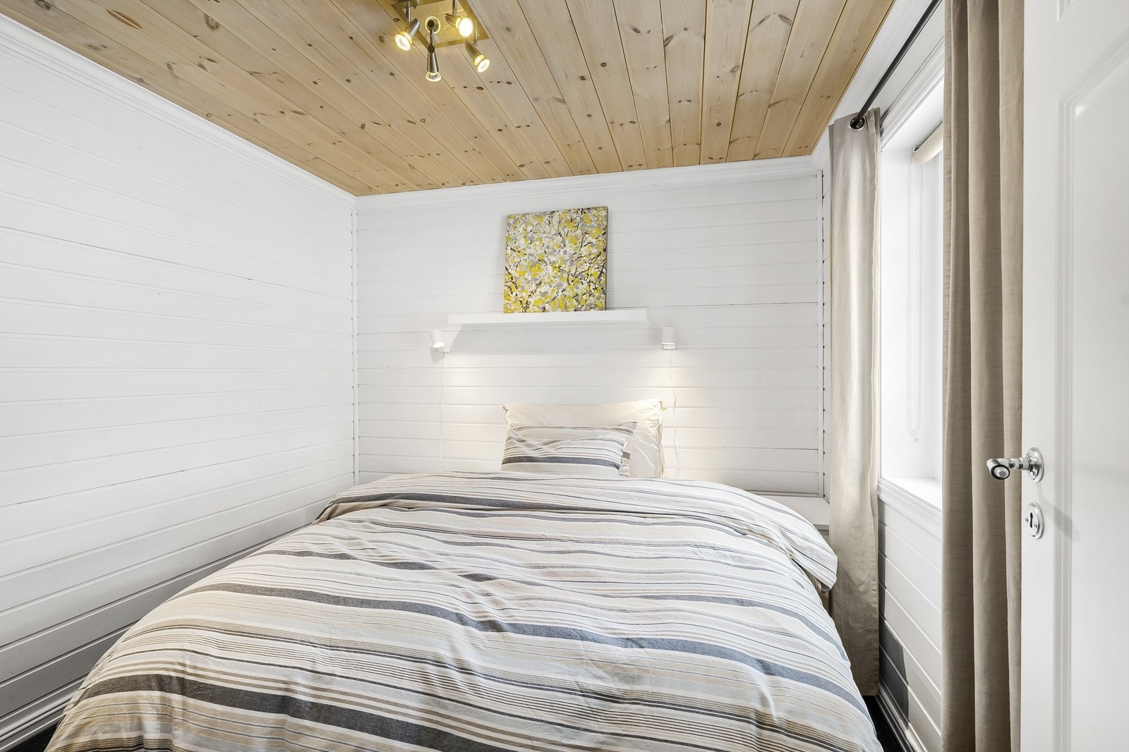 Soverom 1 i 1. etg. Innredet med dobbeltseng. Galleribilde