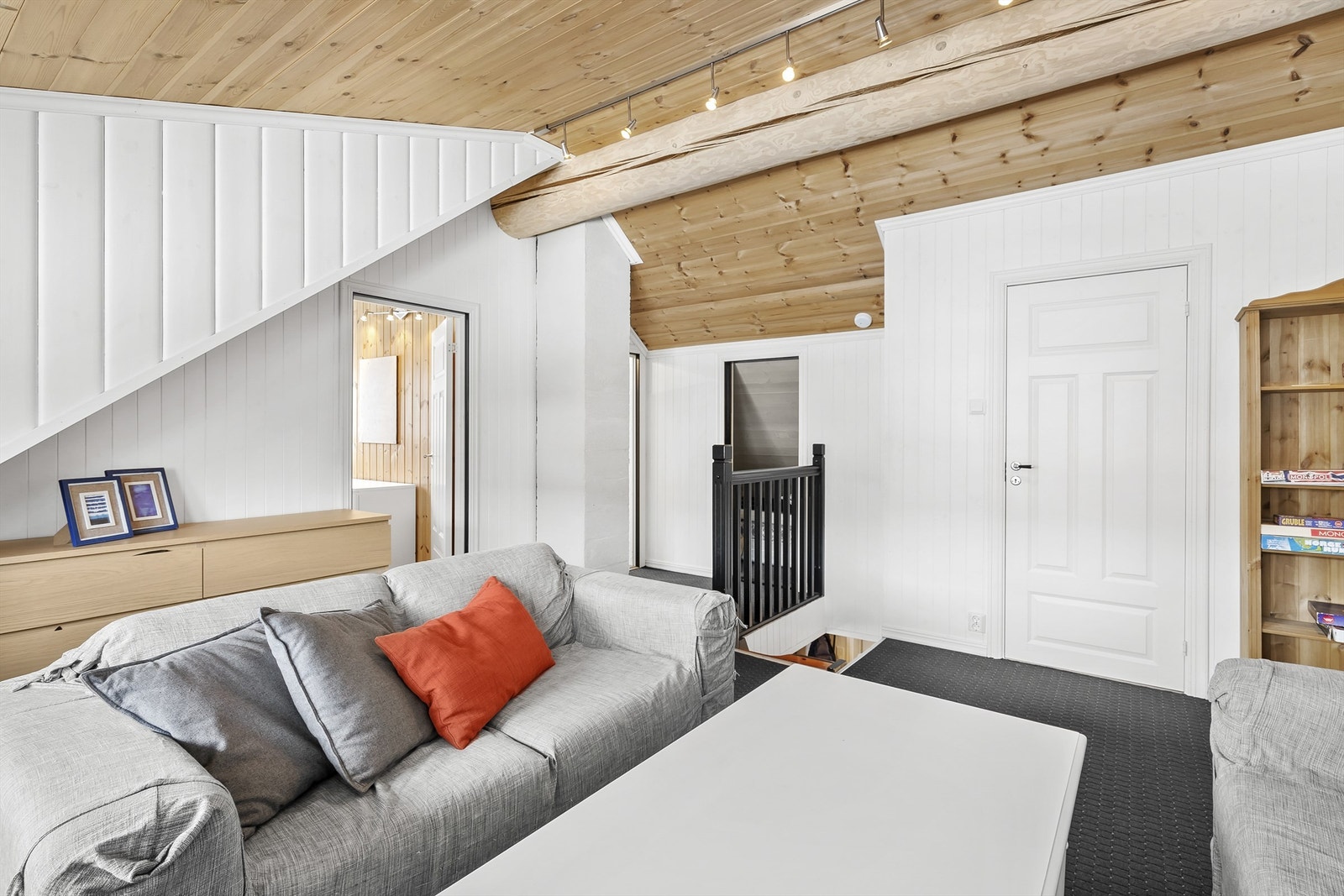 Loftstuen. Bad til høyre og soverom til venstre. Galleribilde