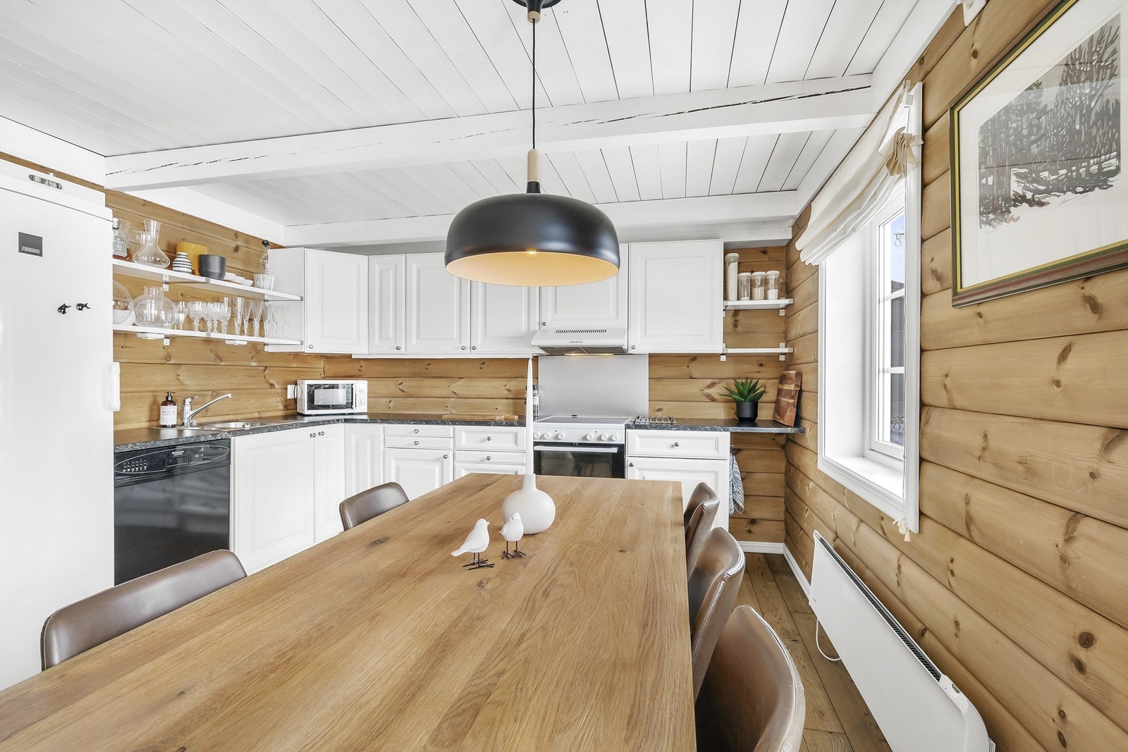 Godt med skap og benkplass på kjøkken. Galleribilde