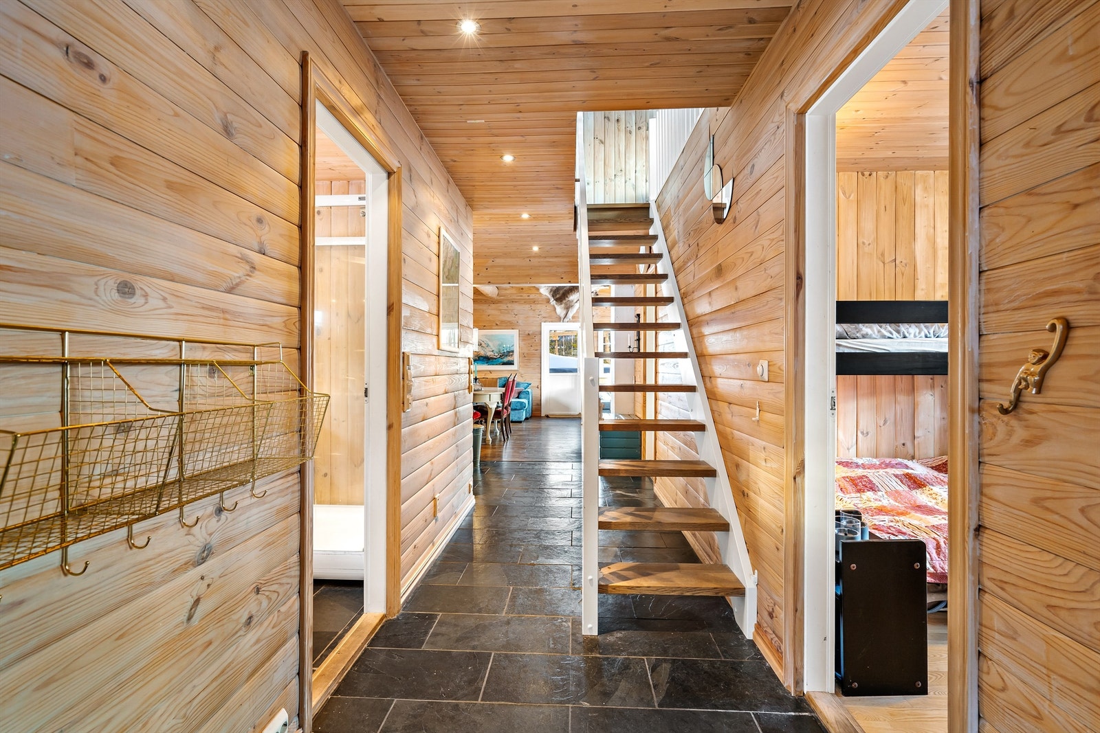 Innbydende gang/ hall med robuste fliser Galleribilde