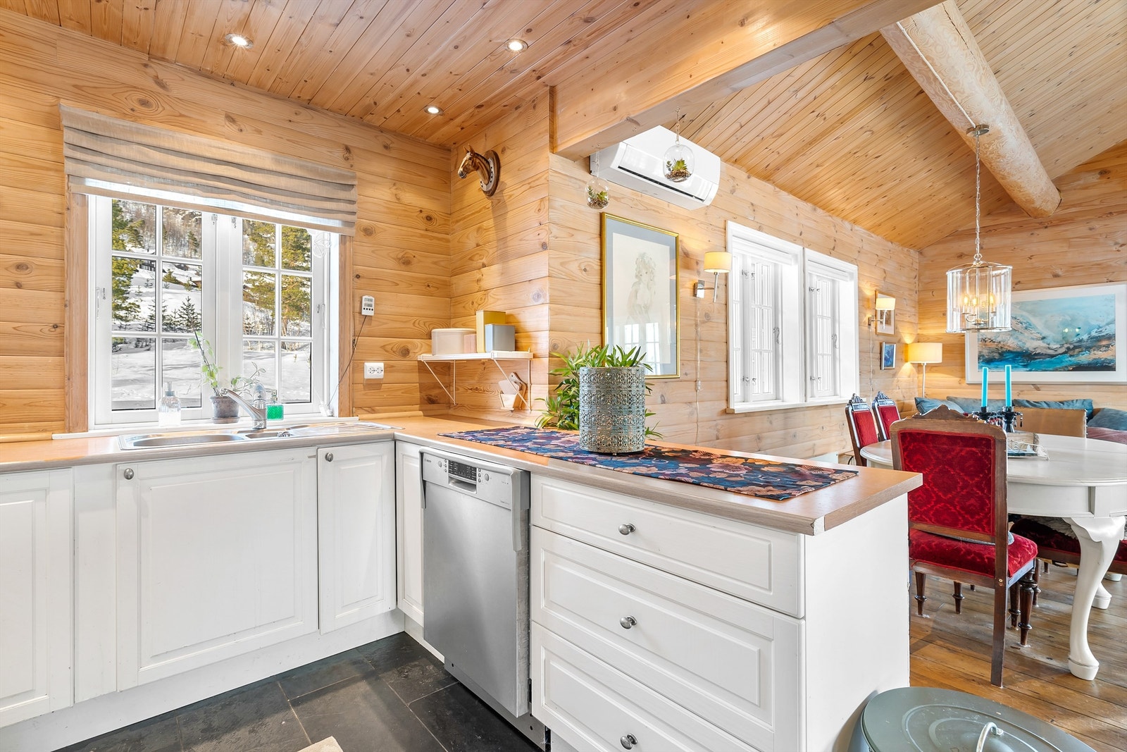 God benkeplass og sosialt med åpning til resten av stuen Galleribilde