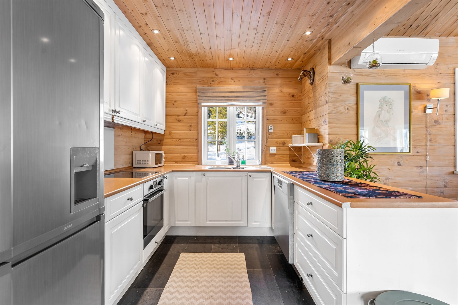 Pent og sosialt kjøkken med åpen løsning til stue og spisestue Galleribilde