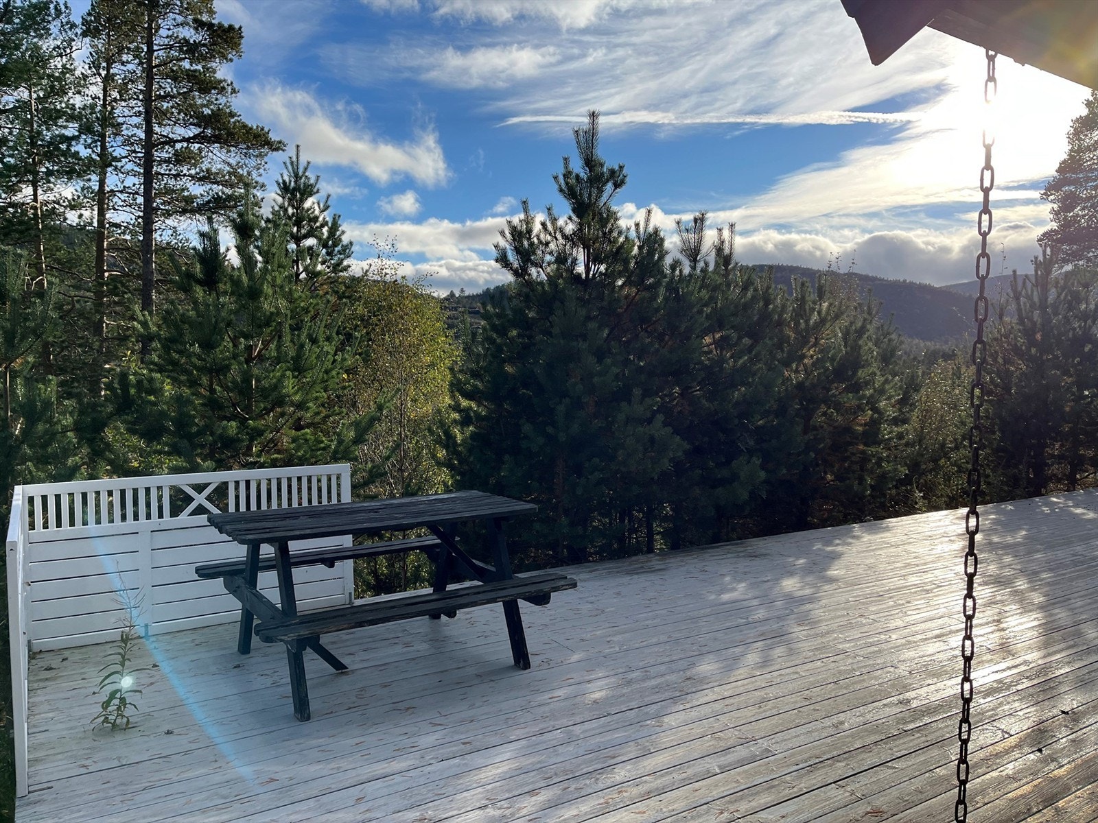 Solrik uteplass på stor terrasse. Galleribilde