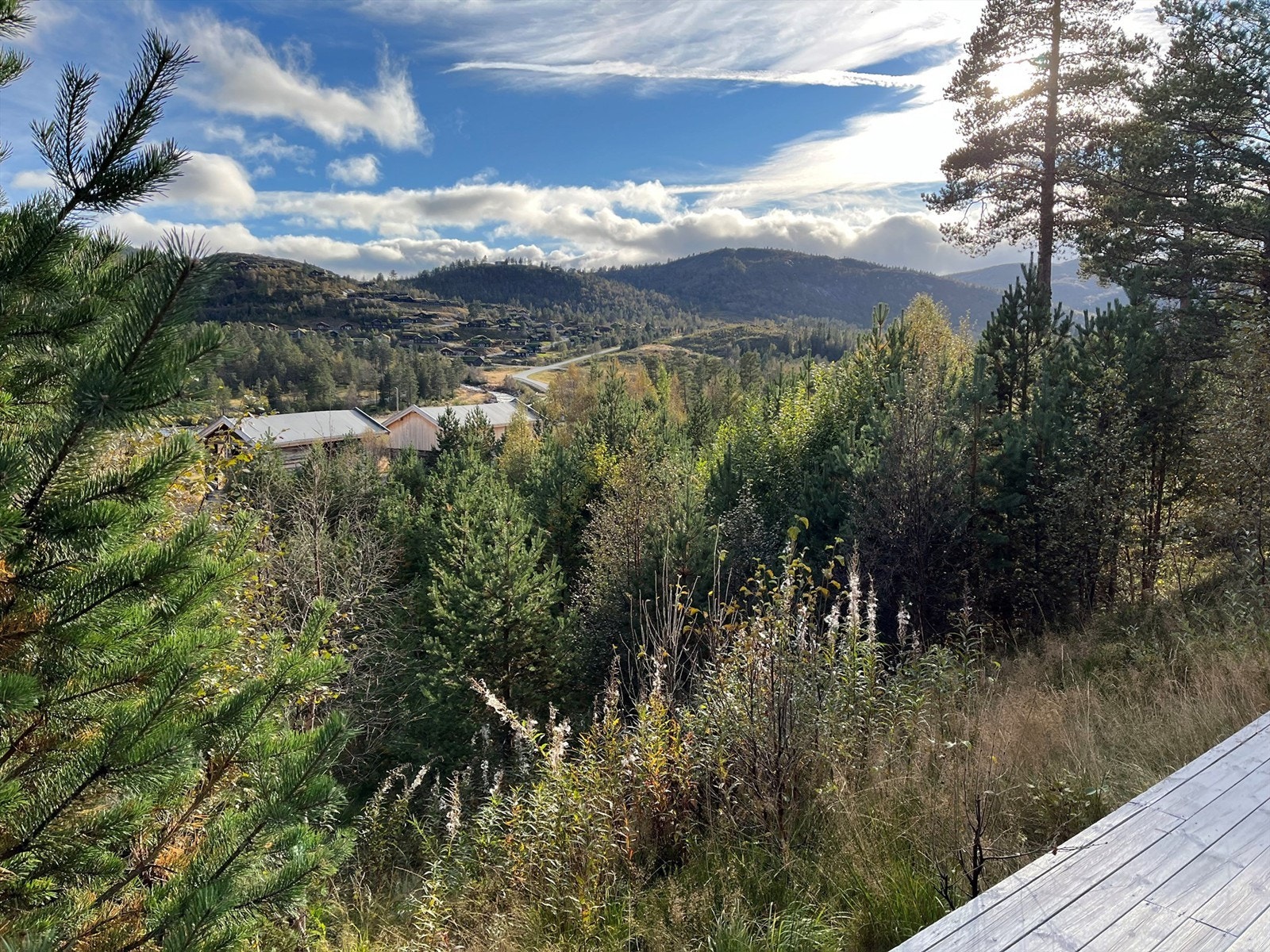 Utsikten mot skiløypa og Sitåsen. Solrik terrasse. Galleribilde