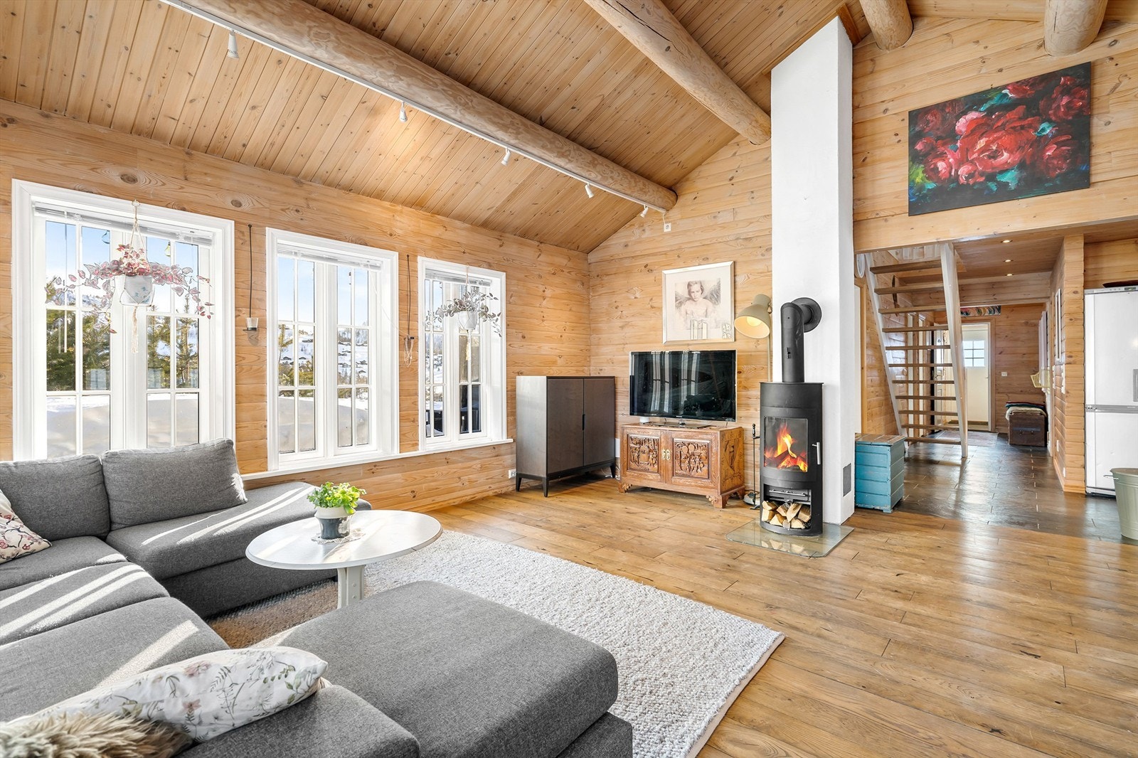 Stuen har peis og varmepumpe Galleribilde