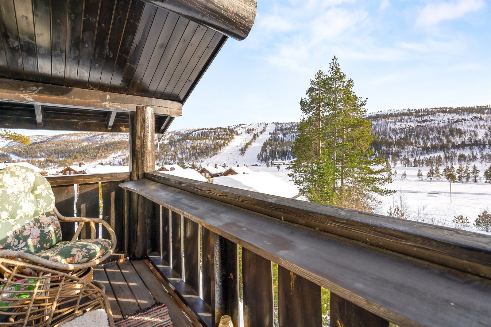 Gode solforhold og flott utsikt fra lun veranda i 2 etg . Utsikt mot skisenteret. Galleribilde