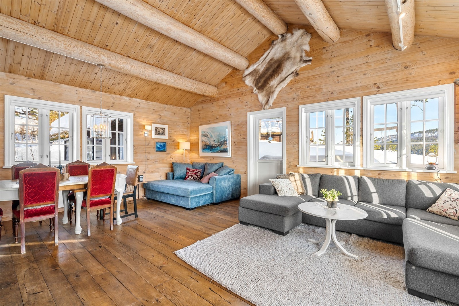 Stor og lys stue med plass til storfamilien. Utgang til solrik veranda Galleribilde