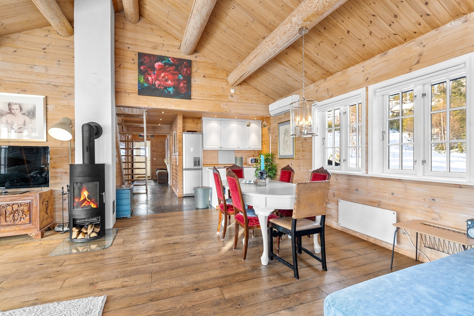 God takhøyde i stuen som gir god romfølelse Galleribilde