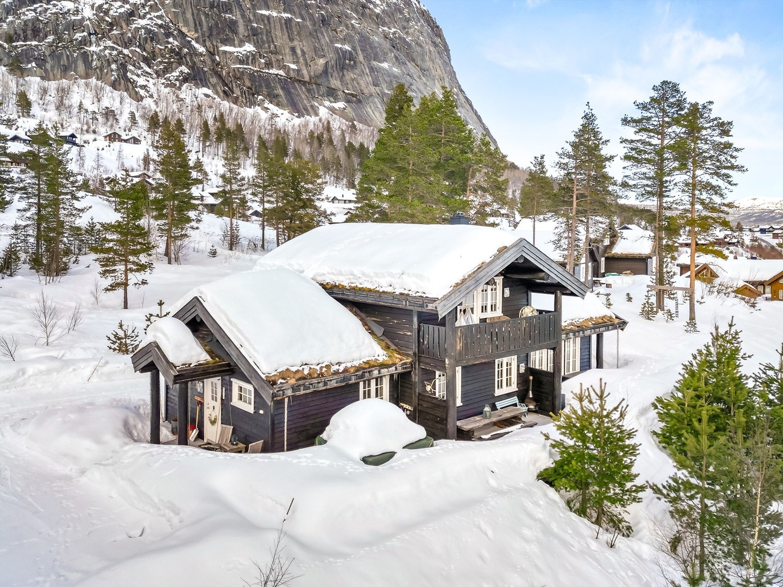 Hytten har flere hyggelige uteplasser Galleribilde