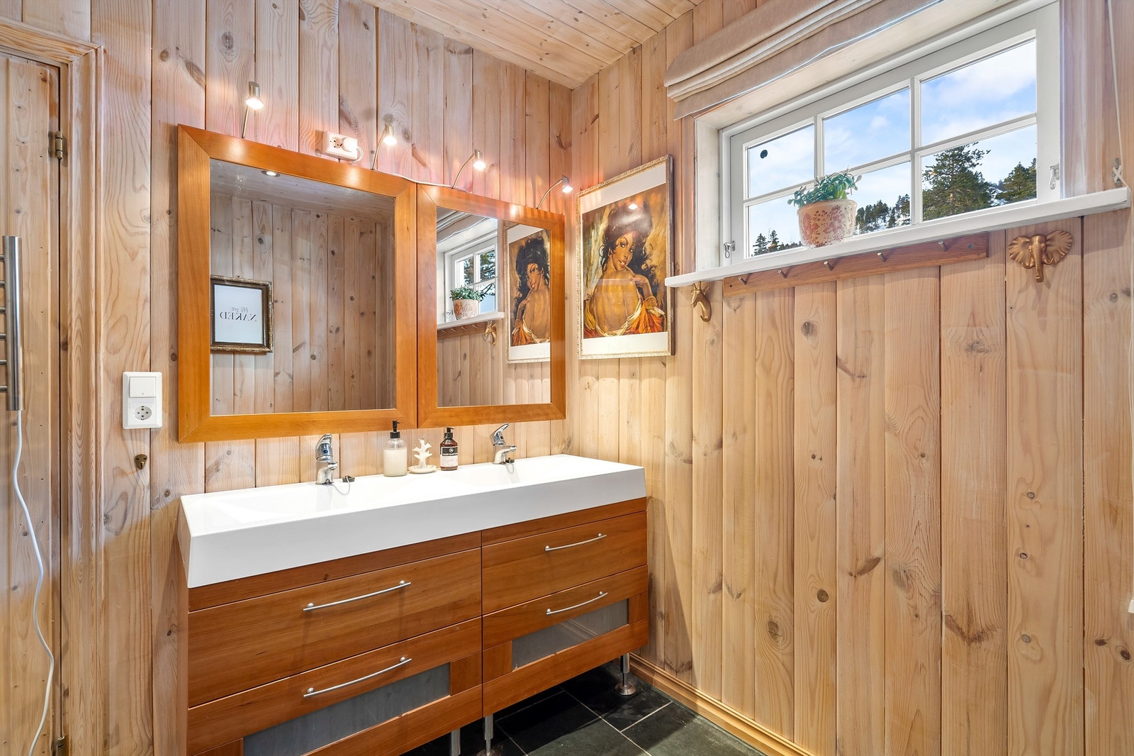 Bad med dobbel servant Galleribilde