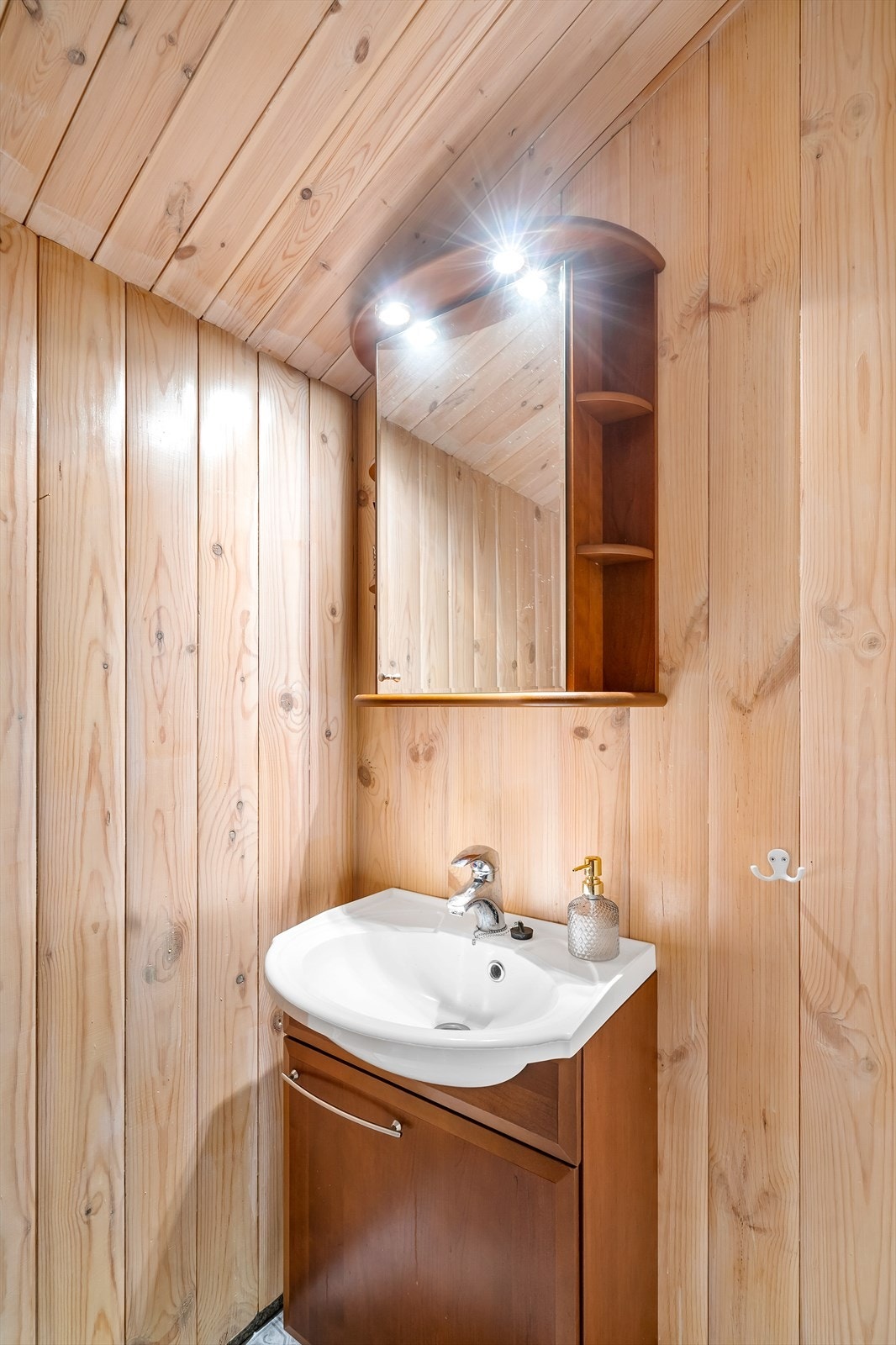 Bad nr 2 med vask, toalett og dusjkabinett Galleribilde