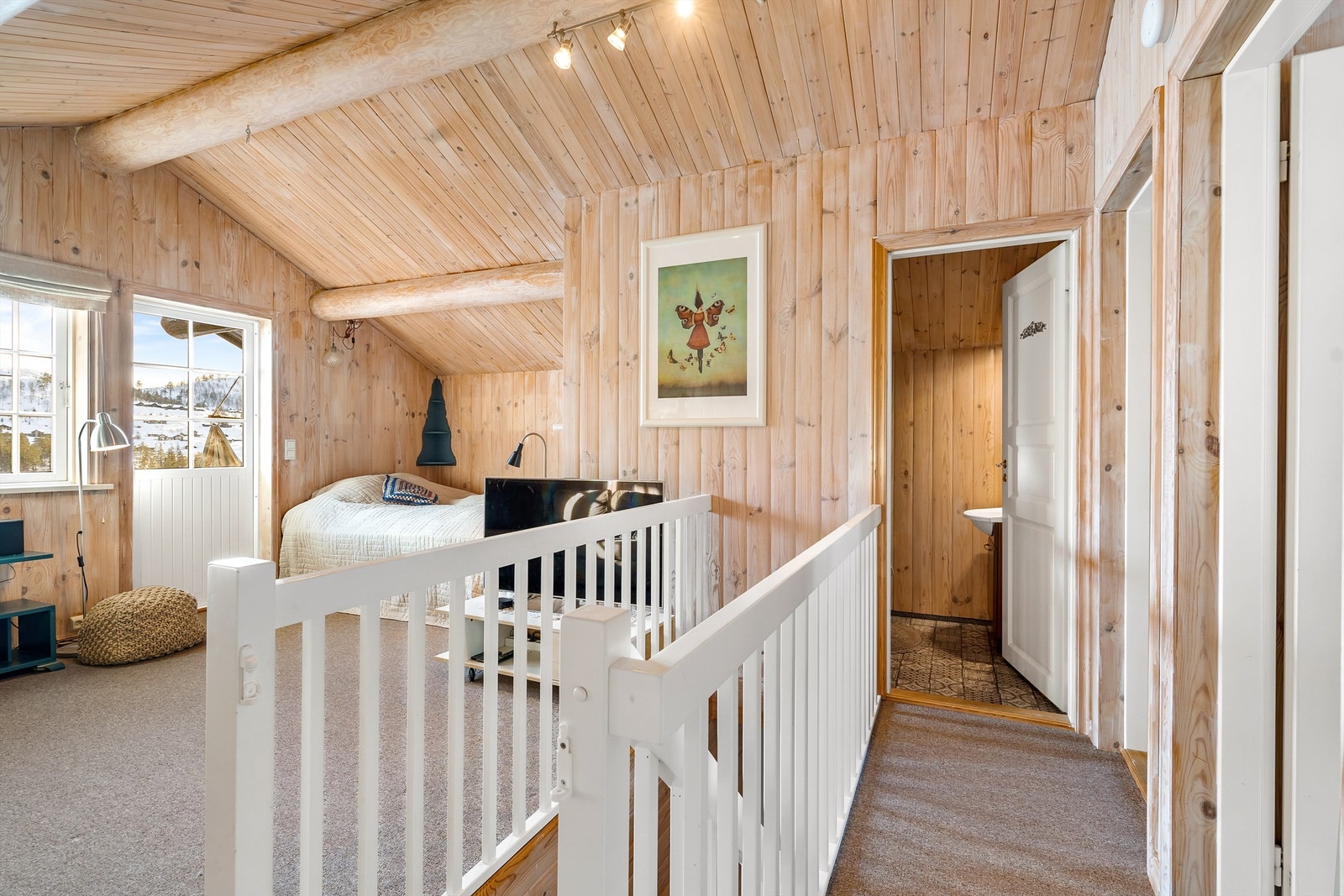 Lys og hyggelig loftetasje med utgang til veranda Galleribilde