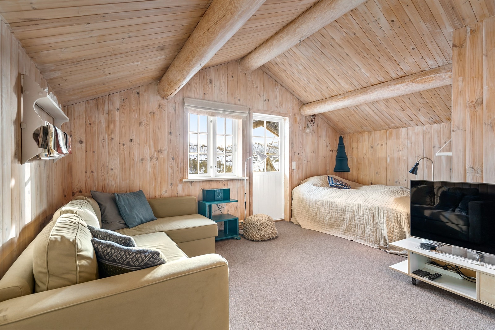 Romslig tv-stue med utgang balkong. Galleribilde