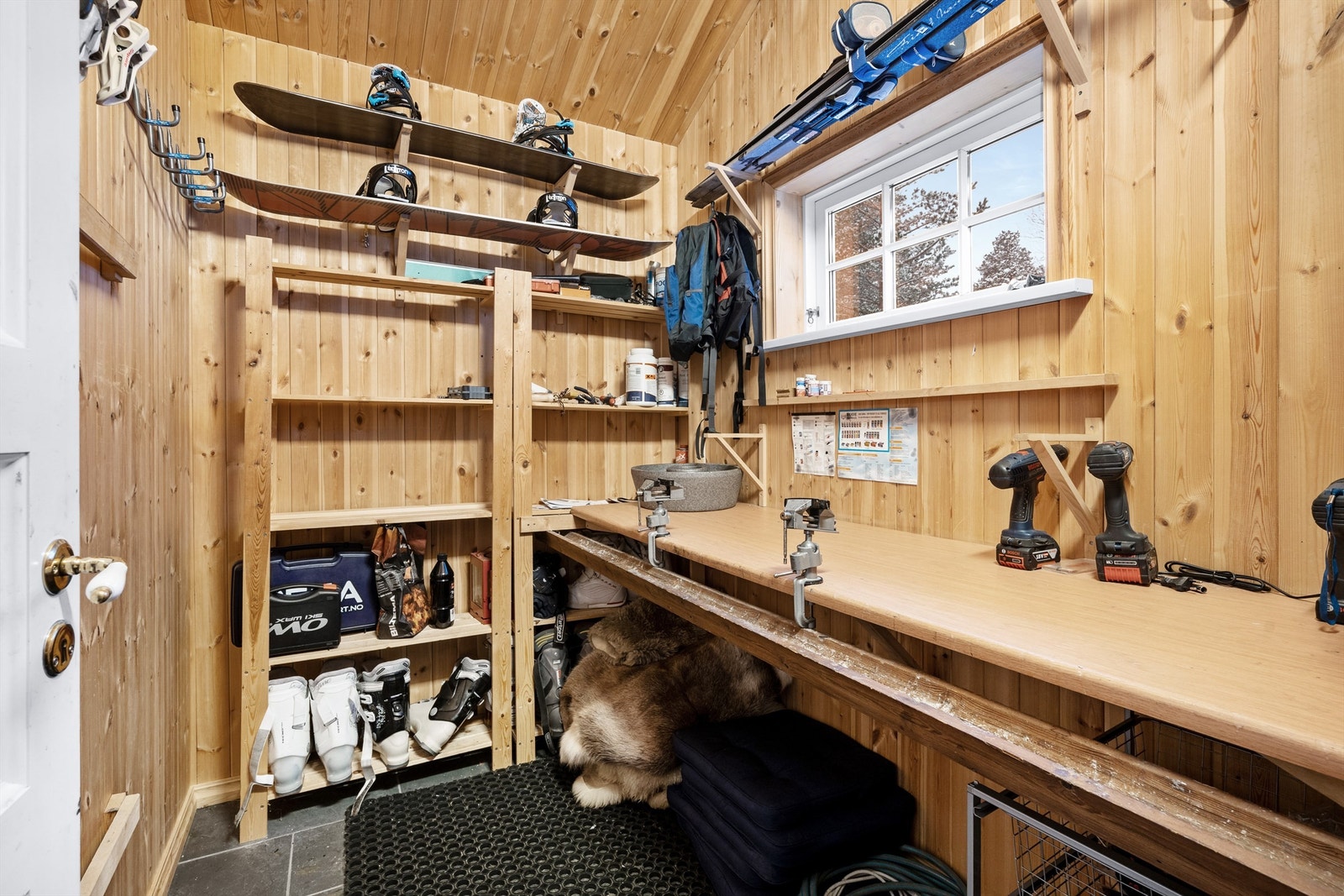 Praktisk bod med smørebenk. Galleribilde