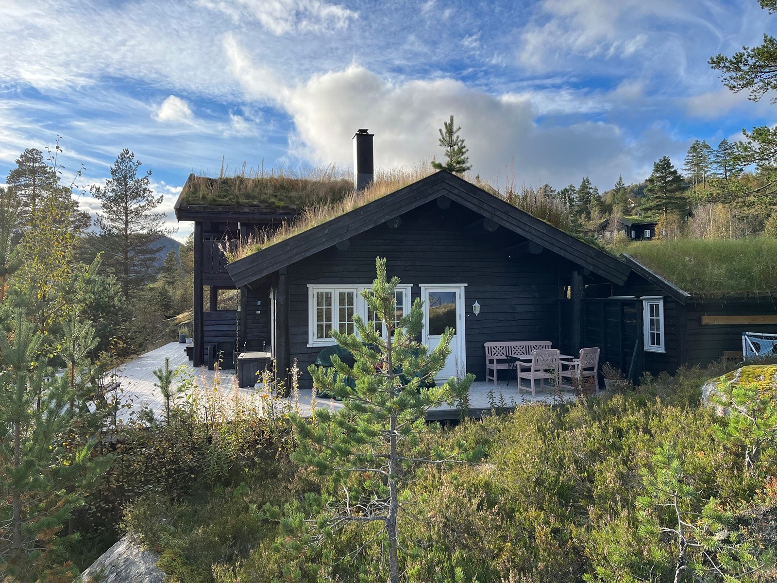 Flere solrike uteplasser. Her ut fra stue. Galleribilde