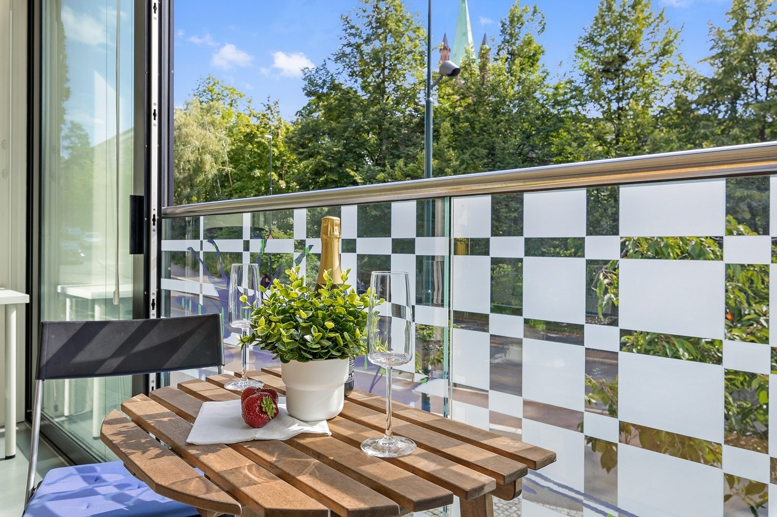 Rekkverkshøyden er målt til ca. 1, 11m. Galleribilde