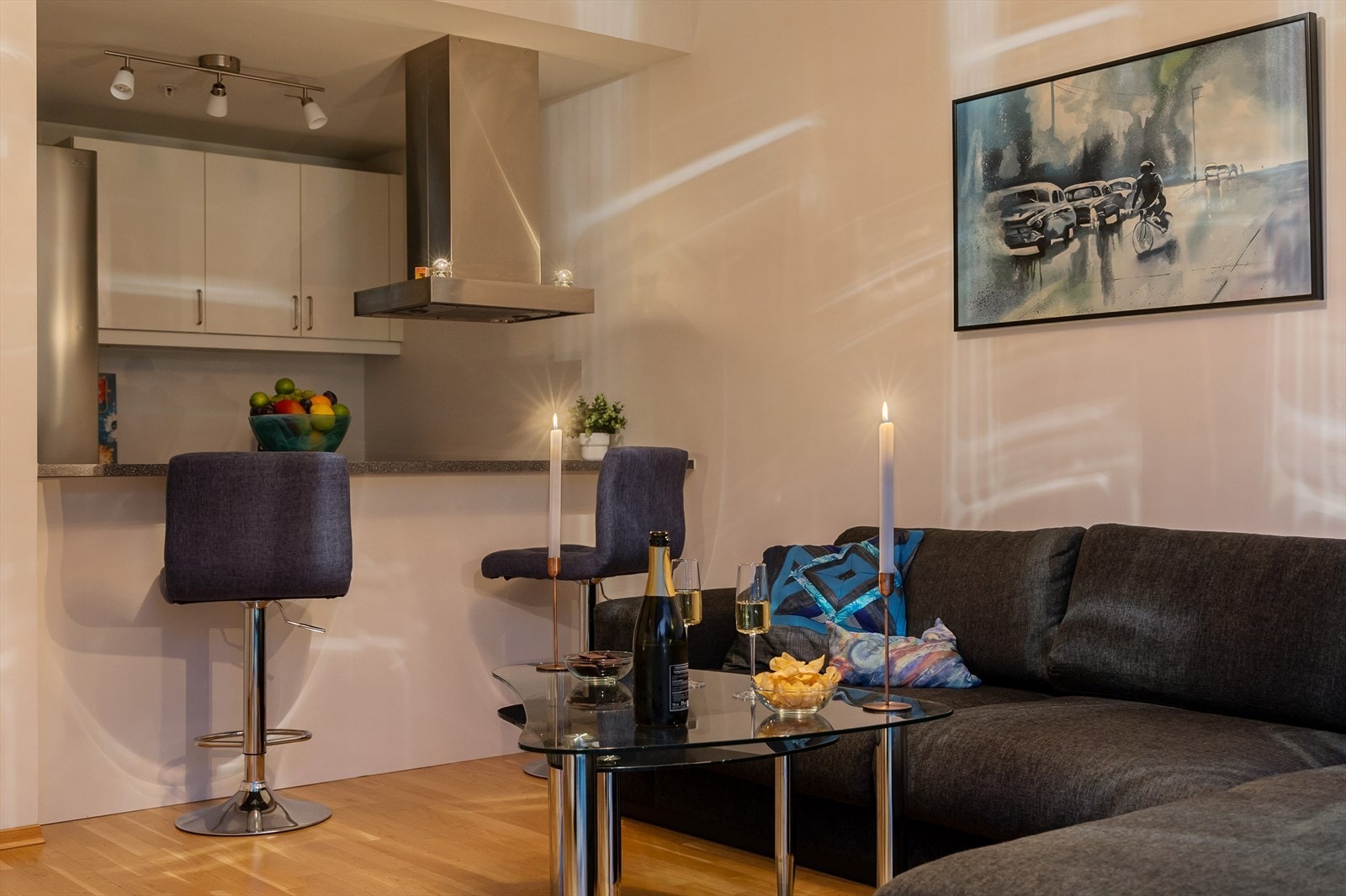 Praktisk kjøkken med barløsning som gir ekstra benkeplass og hyggelige sitteplasser. Galleribilde