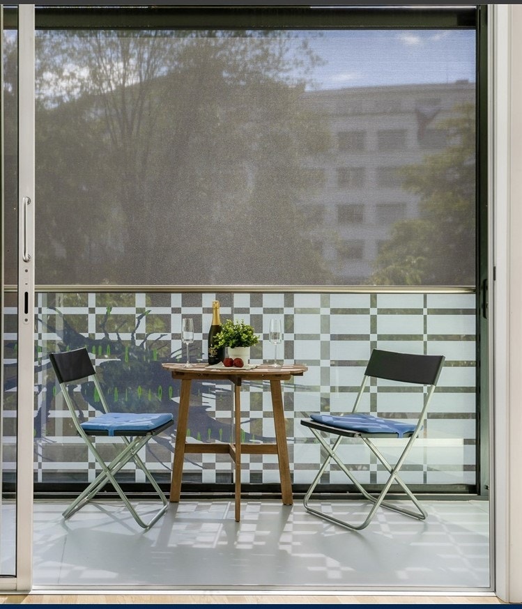 Det er montert screens som holder solen og innsyn ute, samtidig som du fortsatt kan se ut. Disse kan styres helautomatisk på tid og/eller lysforhold, samt via app eller medfølgende fjernkontroll. Galleribilde