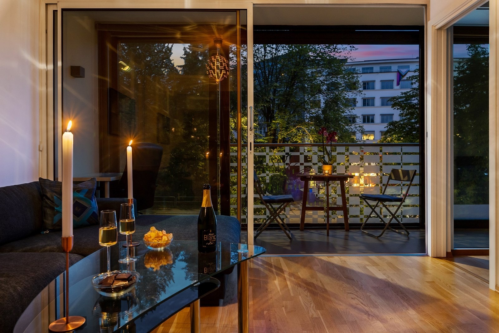 Fra stuen er det tilgang til stor vinterhage med skyvedører. Galleribilde