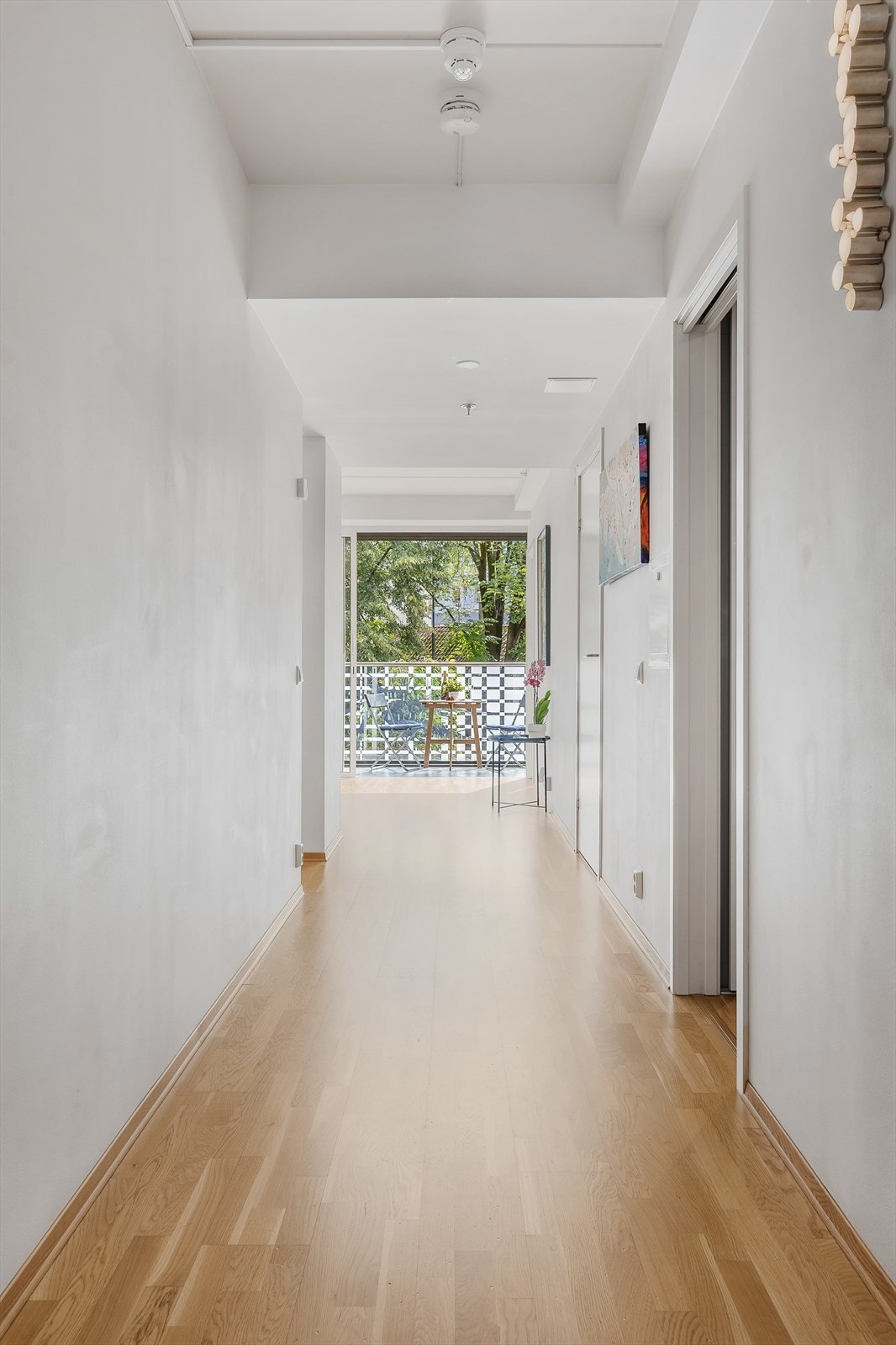 Lys entré med soverom og bad plassert på høyre side. Galleribilde