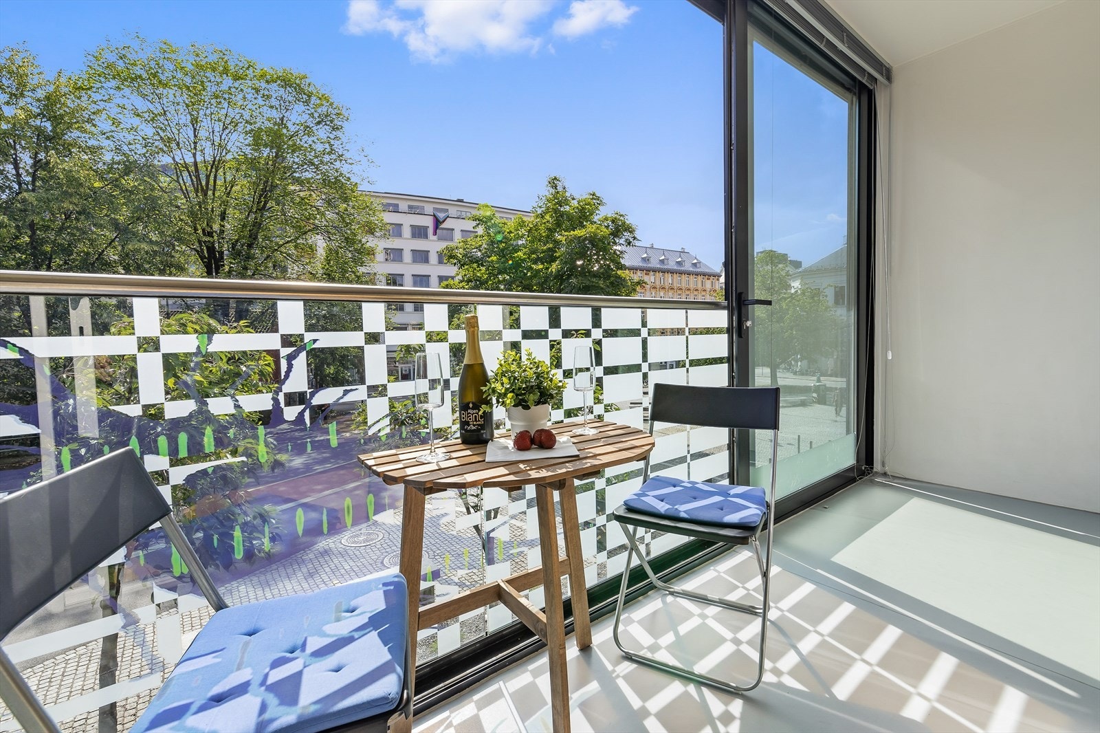 En arealeffektiv 3-roms med vinterhage, sentral beliggenhet og god planløsning. Galleribilde