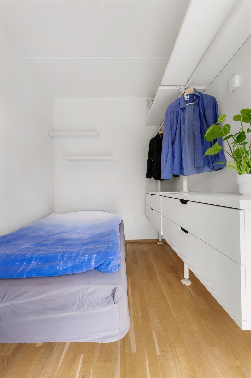 Soverommet er lyst med fin garderobeløsning og plass til kontorpult. Galleribilde