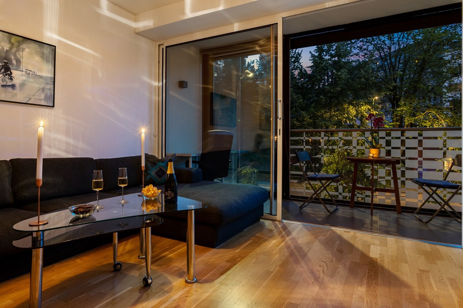 Koselig stue med plass til stor sofa og direkte tilgang til vinterhage som blir en deilig forlengelse av stuen. Galleribilde