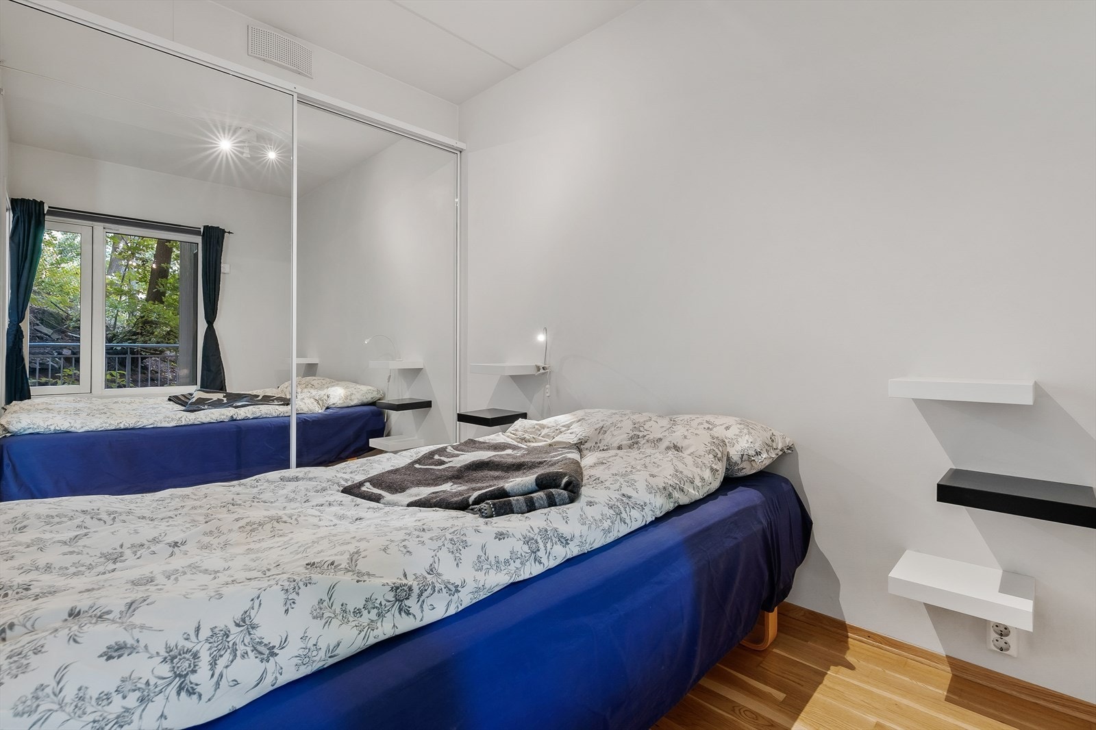 Det er stor skyvedørsgarderobe på soverommet. Galleribilde