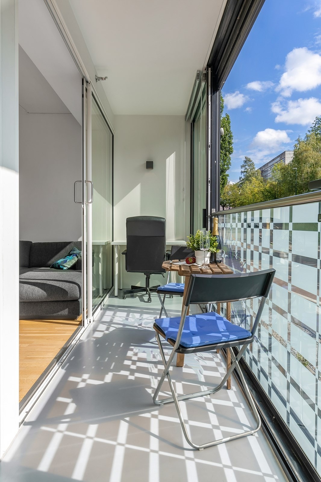 Adkomst fra stuen til en 7 m² sydvestvendt vinterhage. Galleribilde