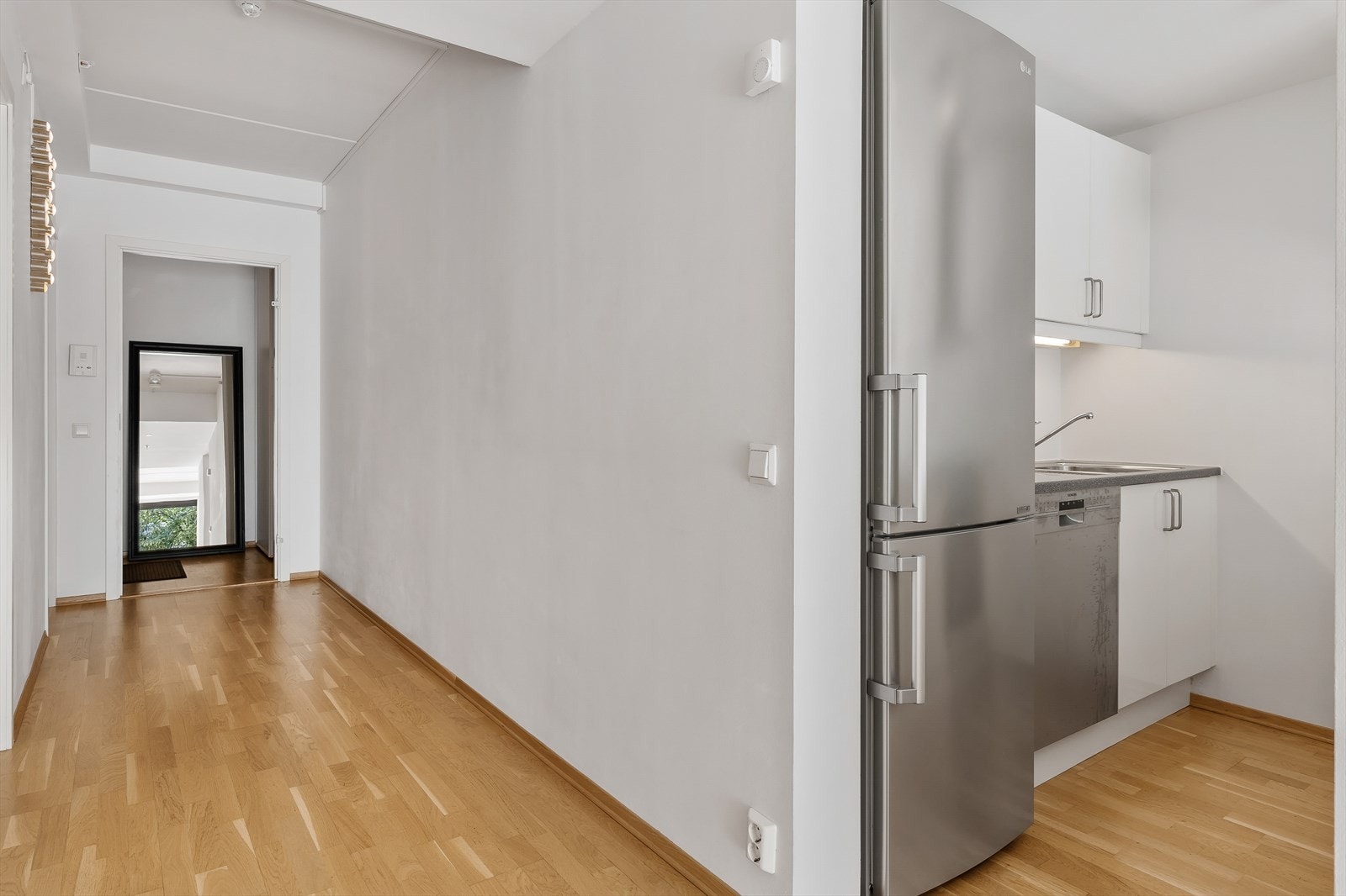 Videre ligger kjøkkenet i åpen løsning mot stuen. Galleribilde